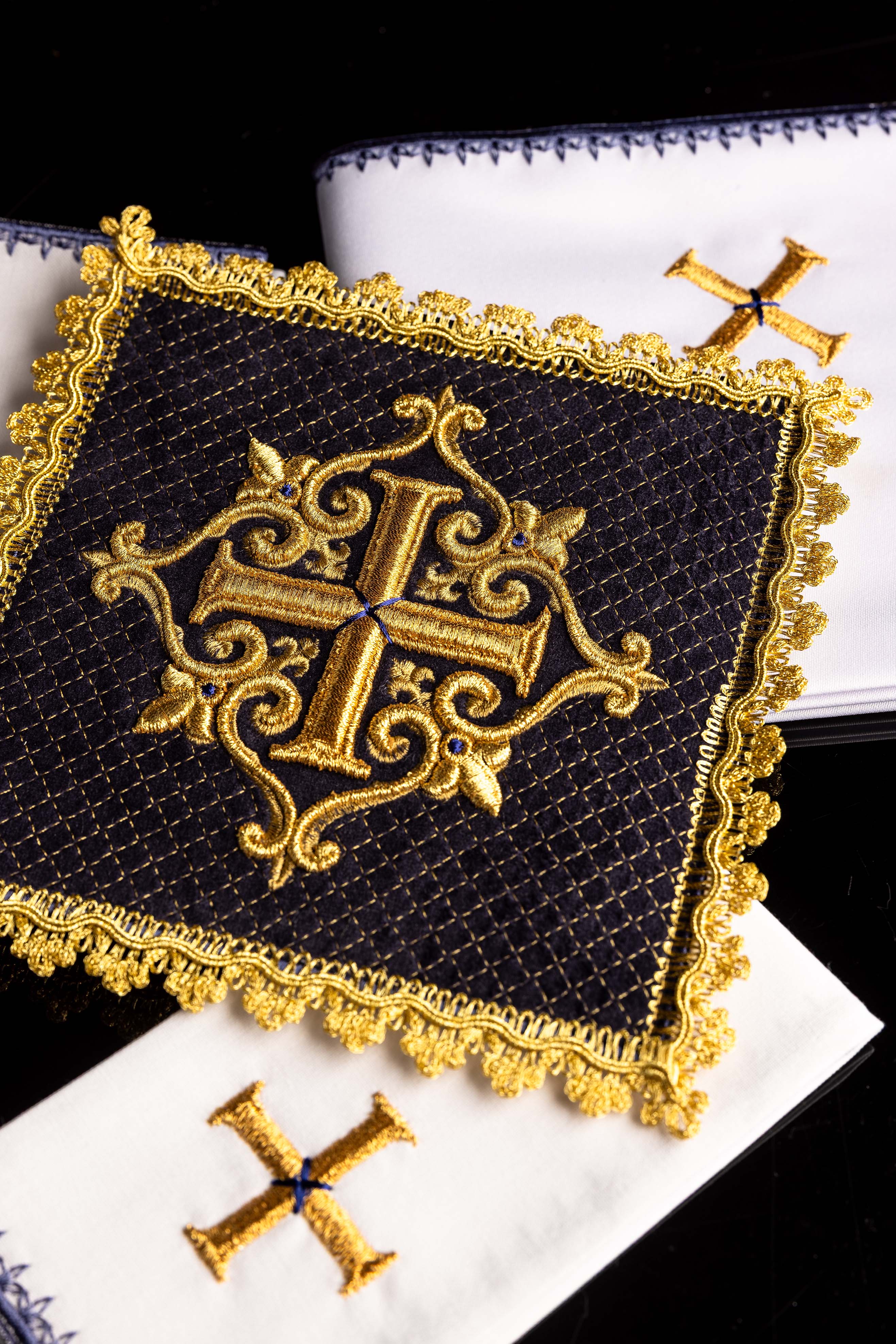 Čašasta donje rublje s izvezenim baršunastim ljubičastim križem