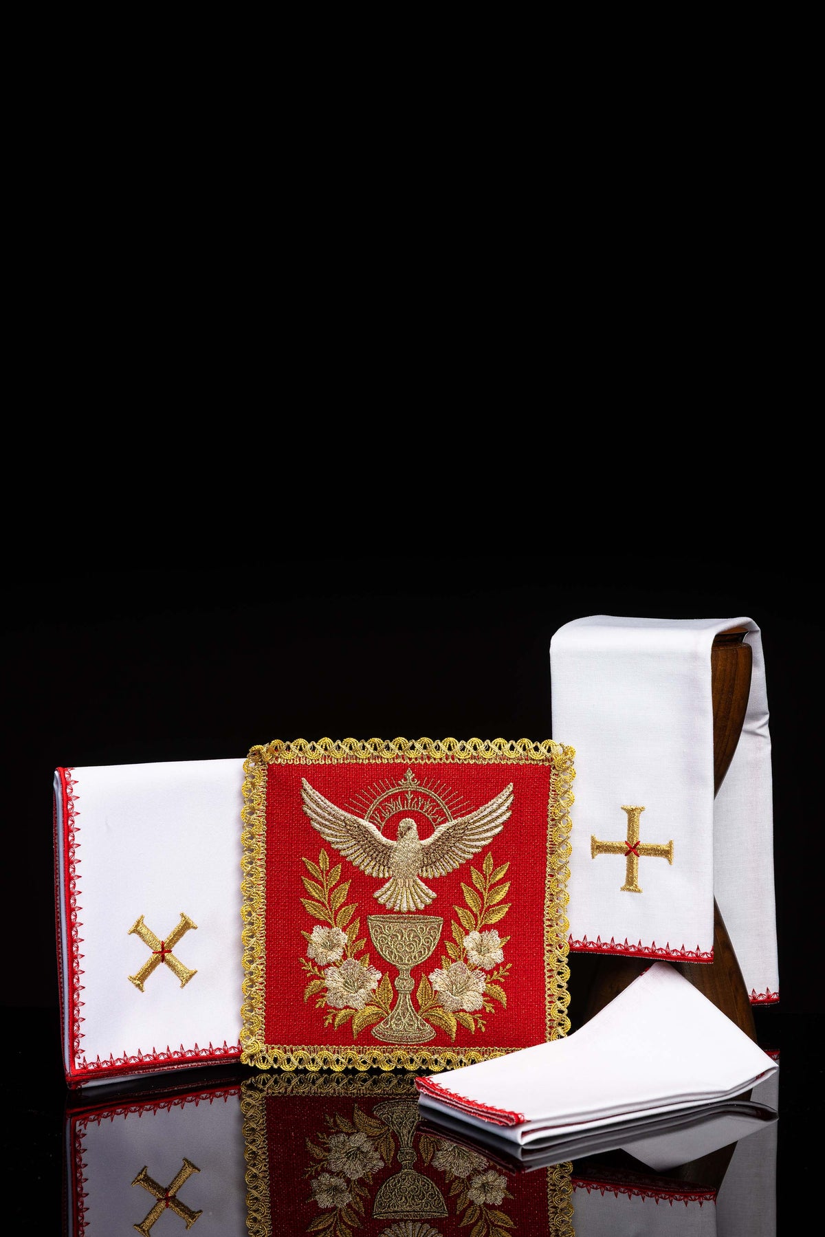 Kaležno rublje s izvezenim simbolom Duha Svetoga, crveno