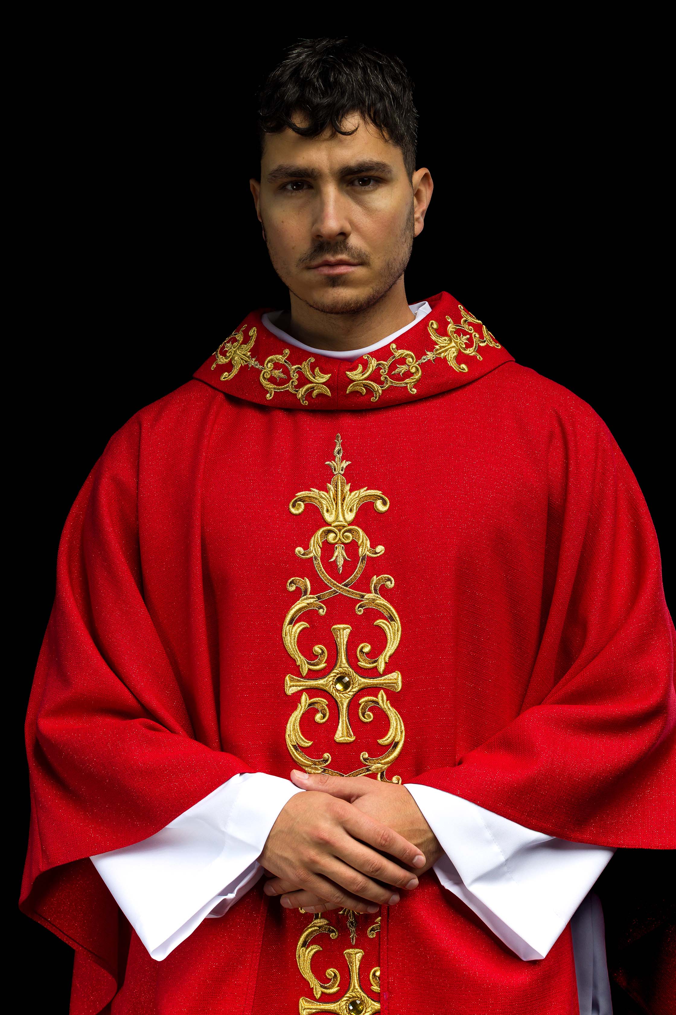 Crvena ornata bogato izvezena s kamenjem