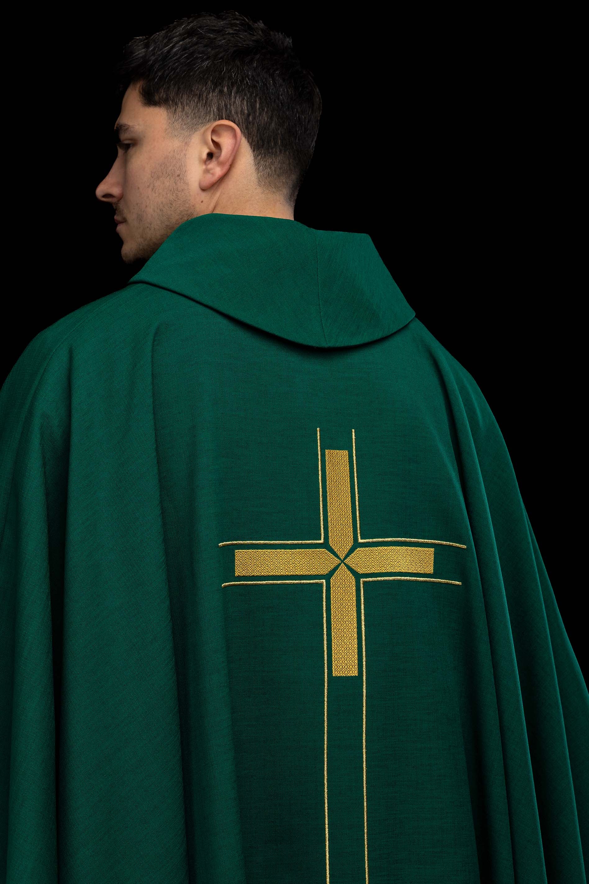 Zeleni ornati s izvezenim motivom križa na ukrasnoj tkanini