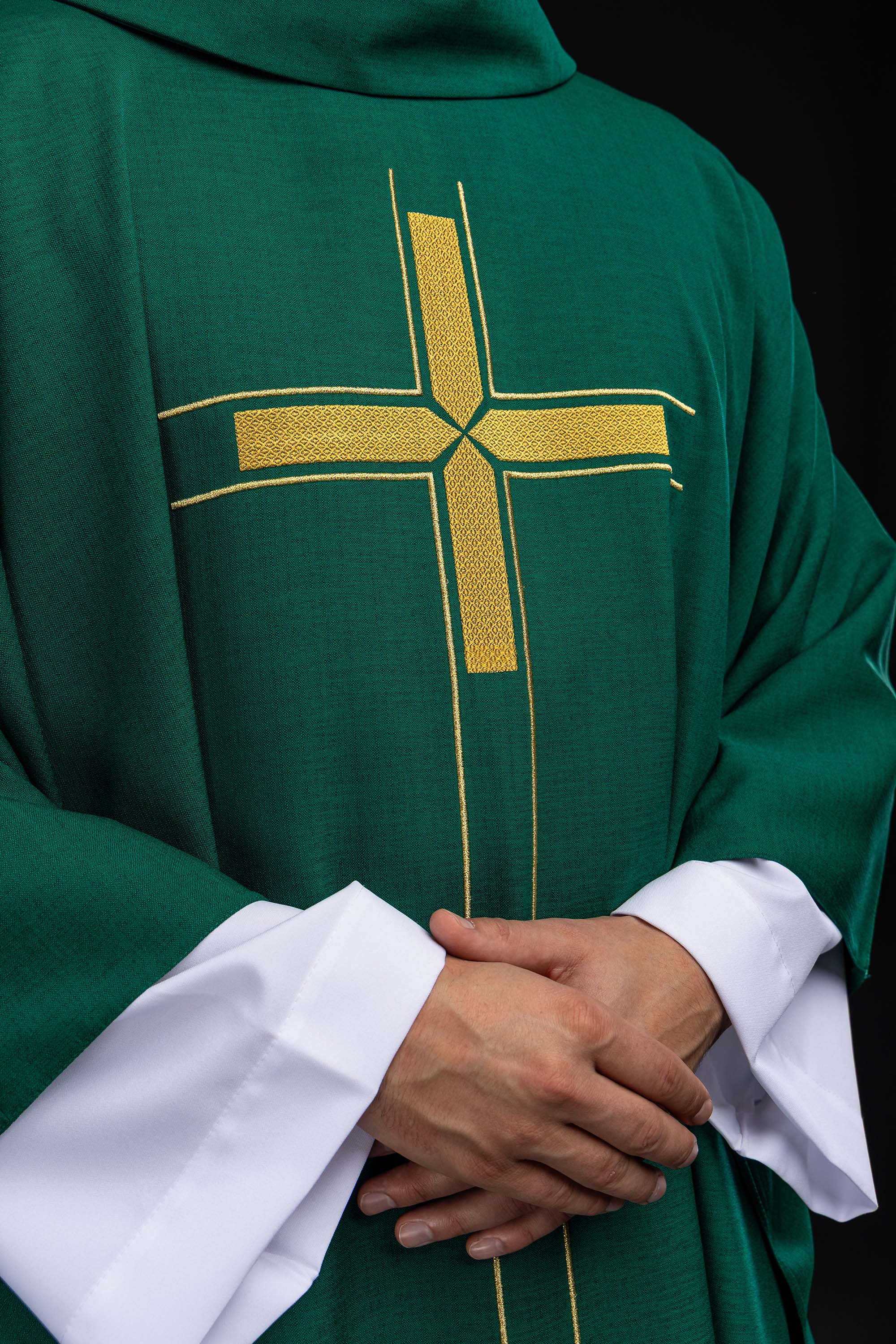 Zeleni ornati s izvezenim motivom križa na ukrasnoj tkanini