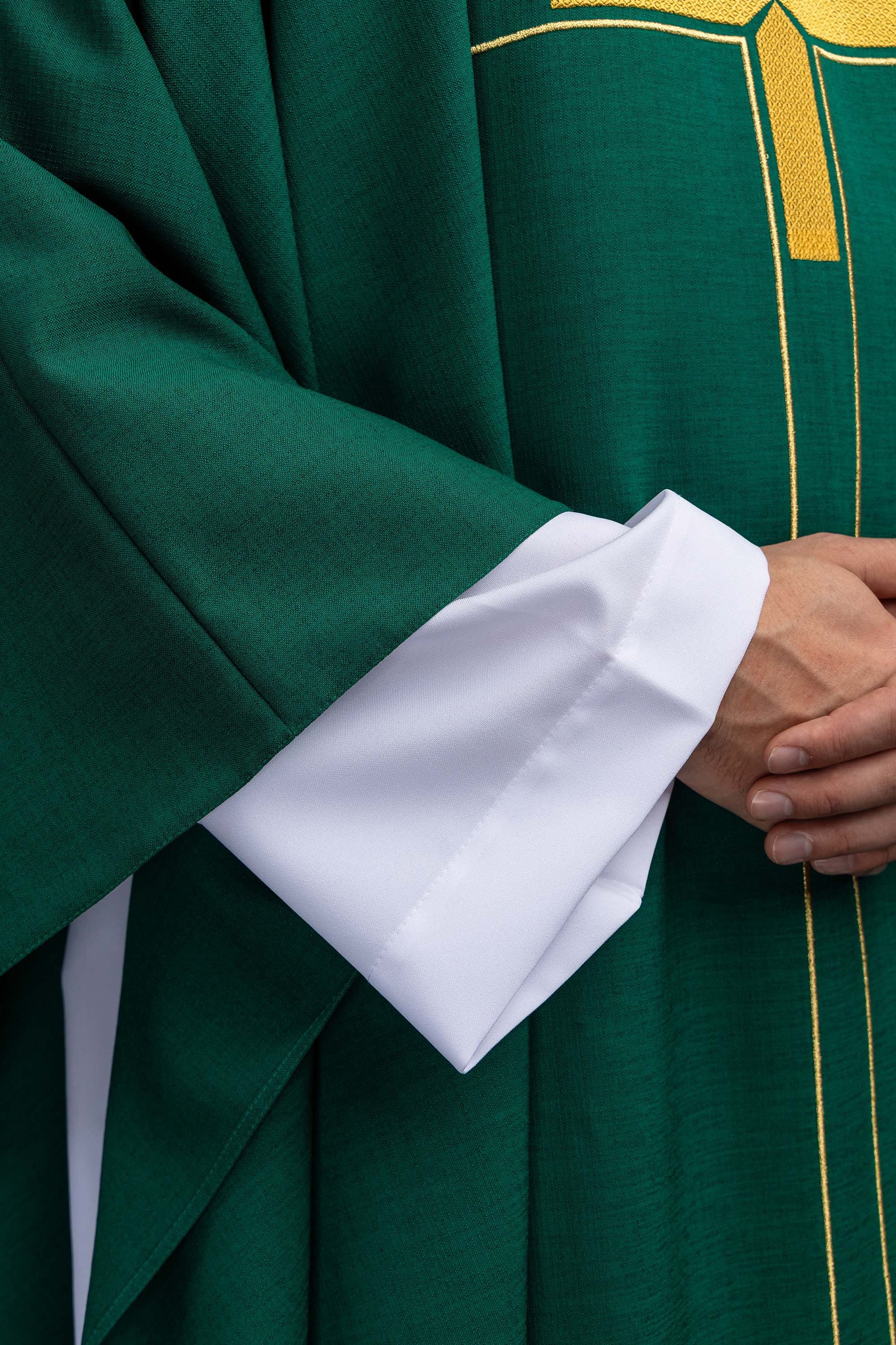 Zeleni ornati s izvezenim motivom križa na ukrasnoj tkanini