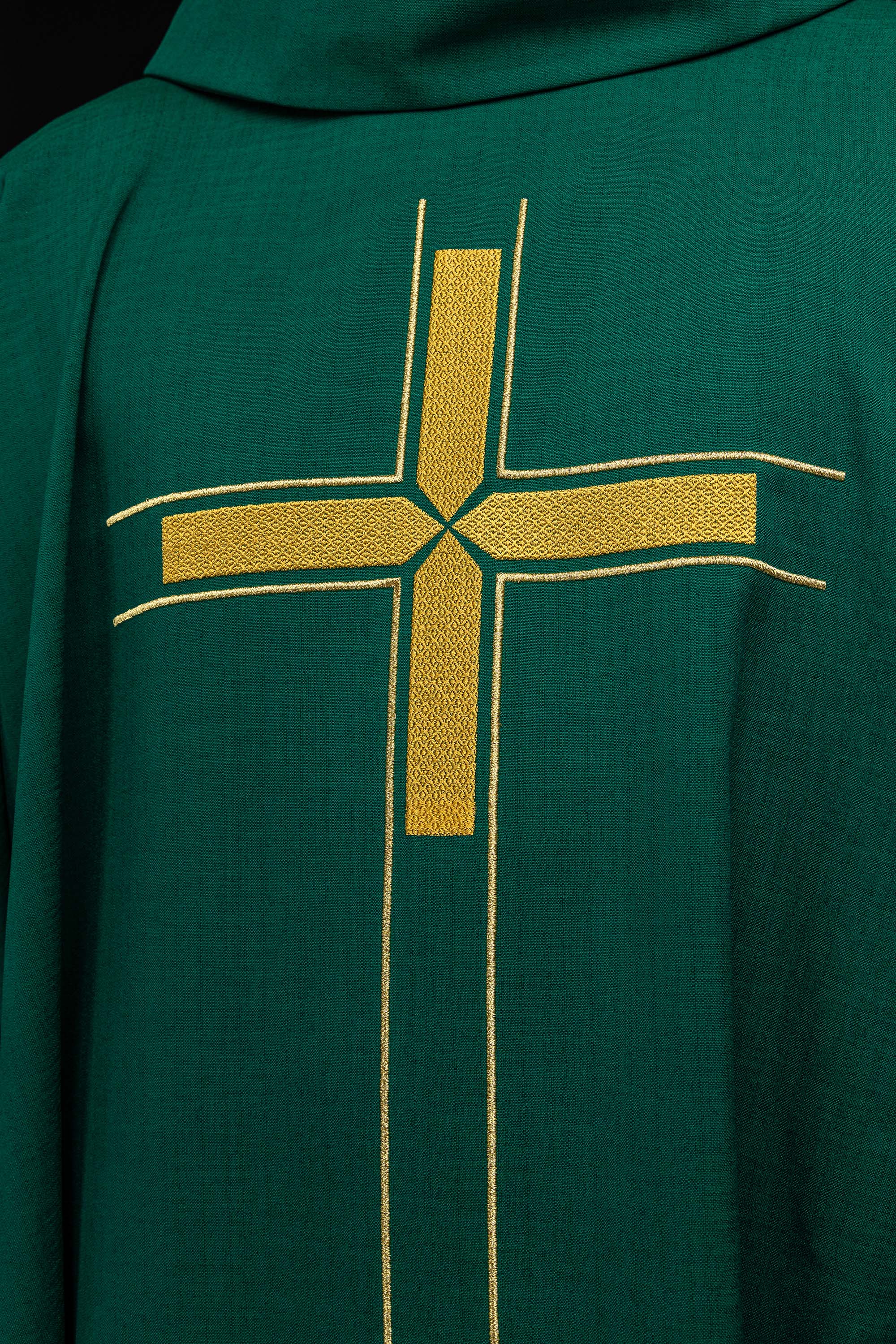 Zeleni ornati s izvezenim motivom križa na ukrasnoj tkanini