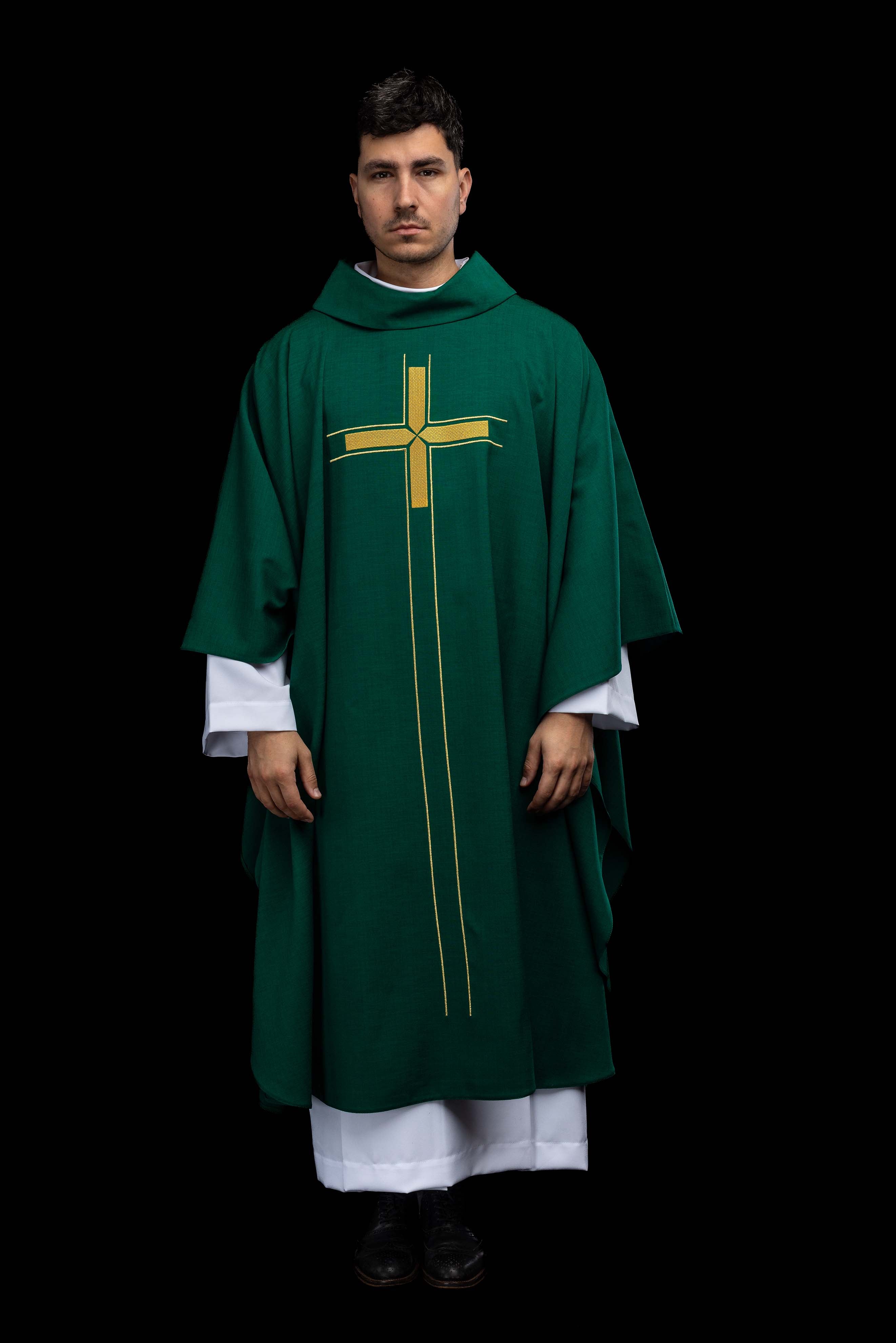 Zeleni ornati s izvezenim motivom križa na ukrasnoj tkanini