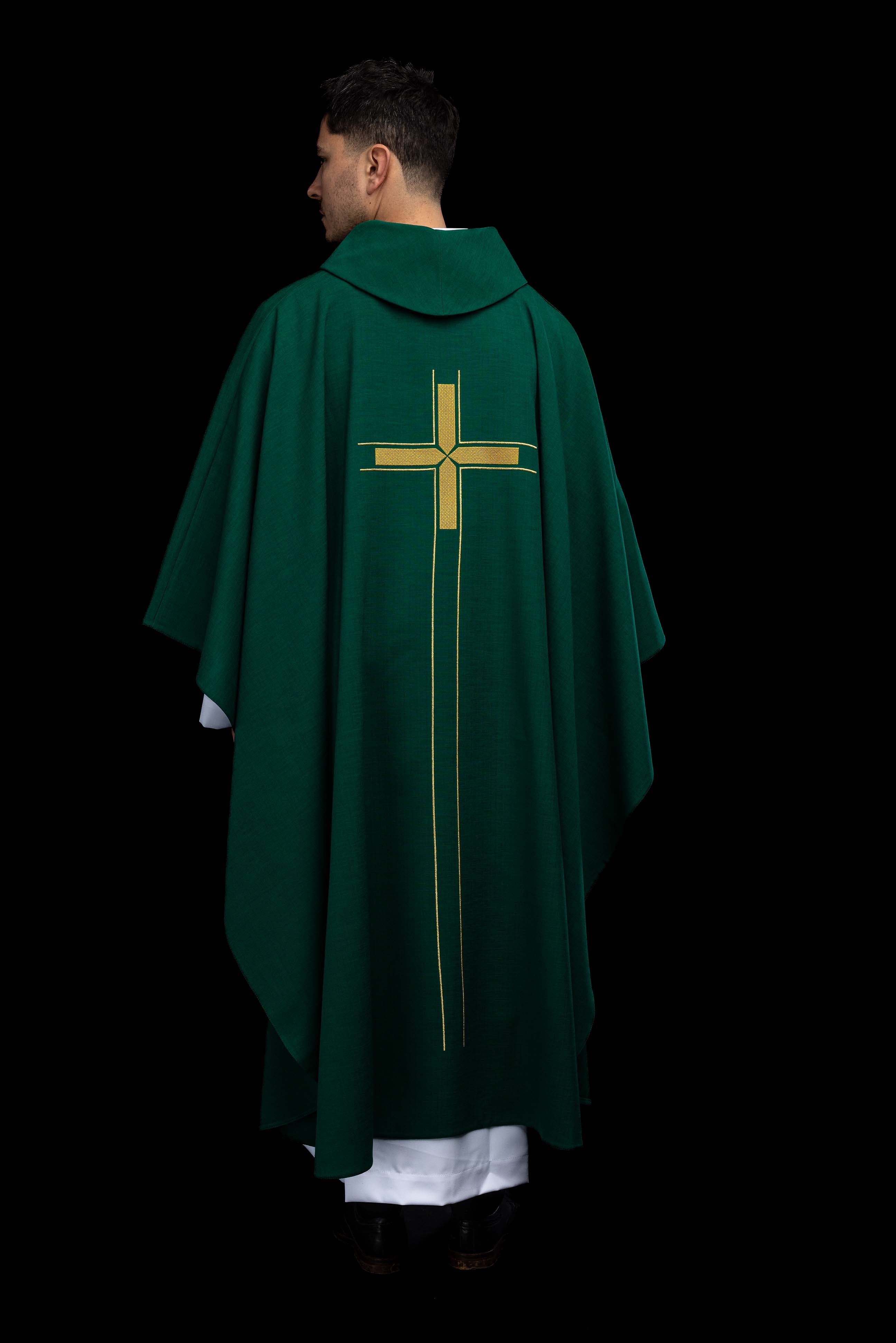 Zeleni ornati s izvezenim motivom križa na ukrasnoj tkanini