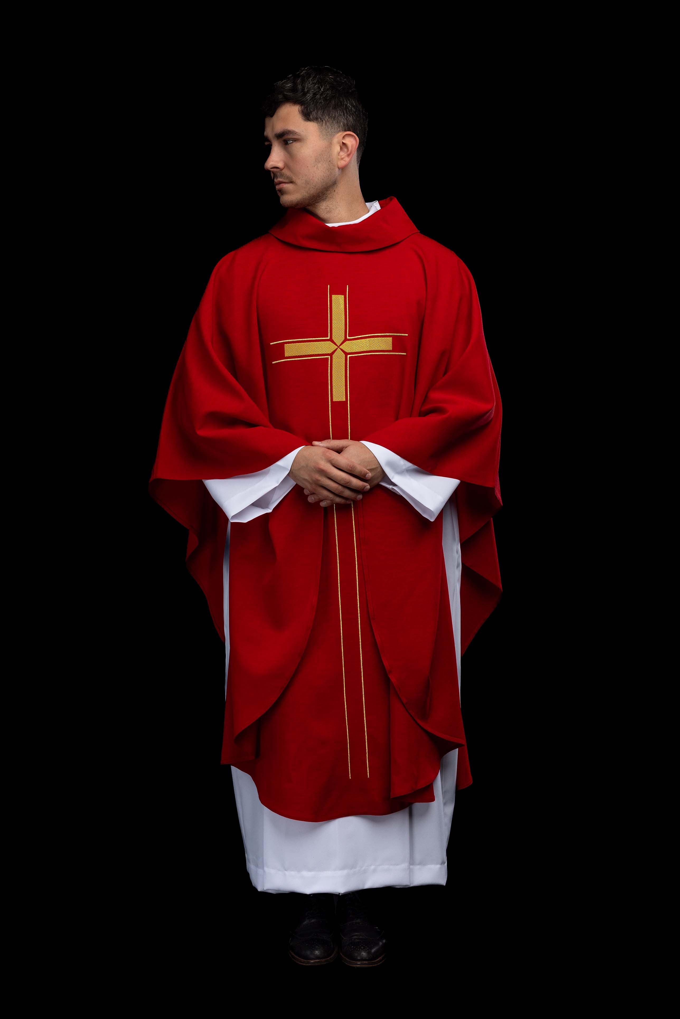 Zeleni ornati s izvezenim motivom križa na ukrasnoj tkanini