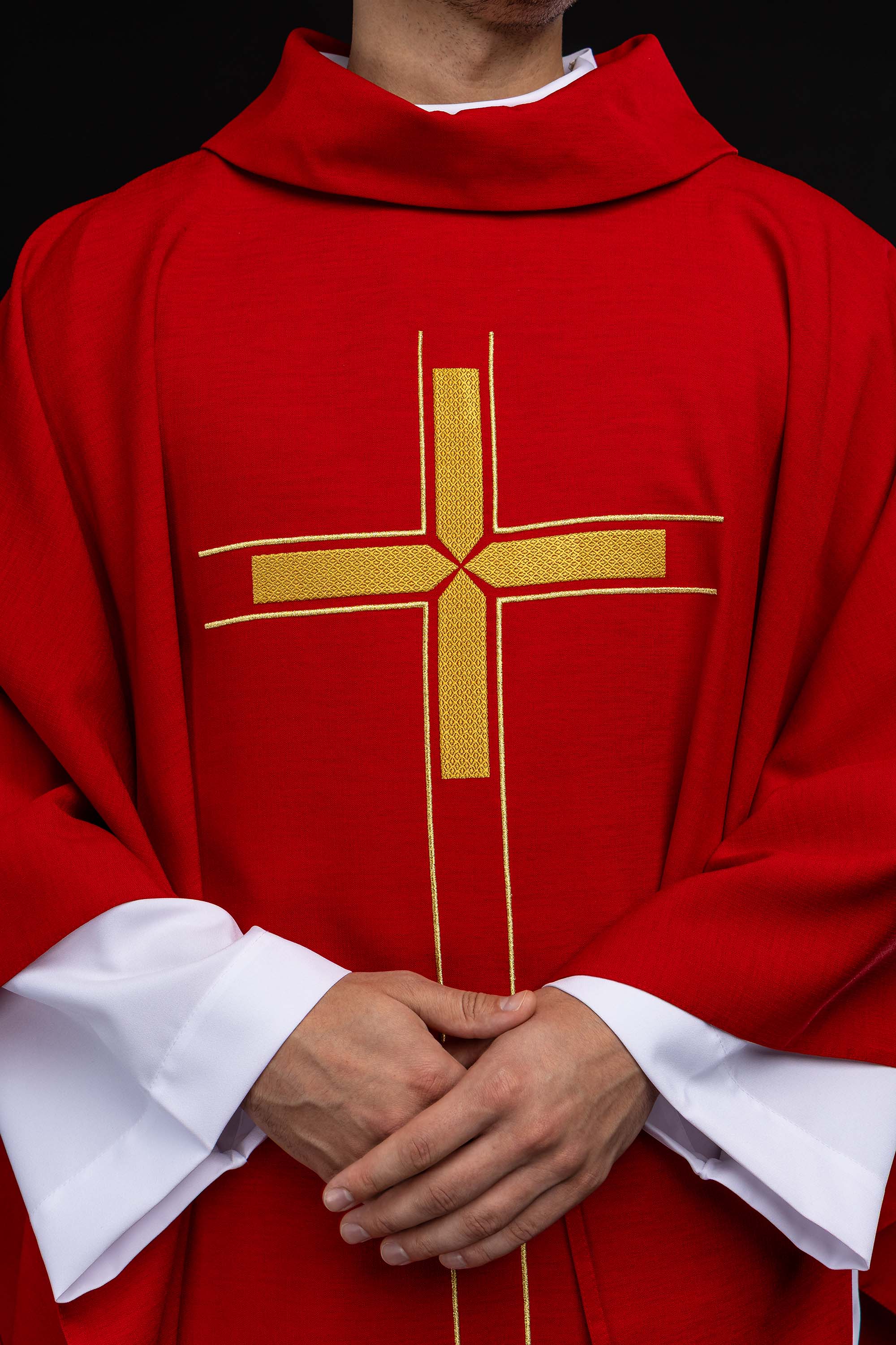 Zeleni ornati s izvezenim motivom križa na ukrasnoj tkanini