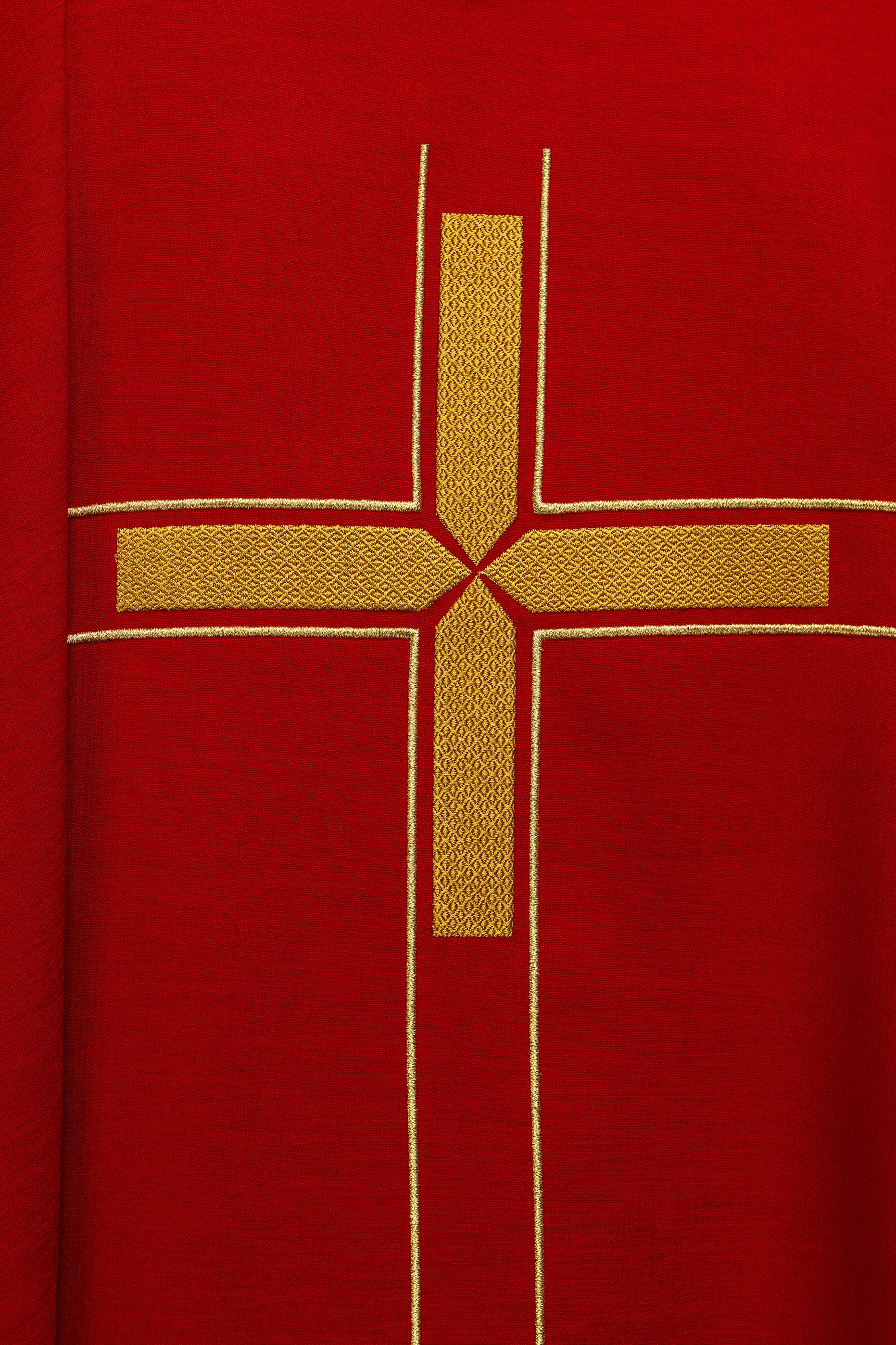 Zeleni ornati s izvezenim motivom križa na ukrasnoj tkanini