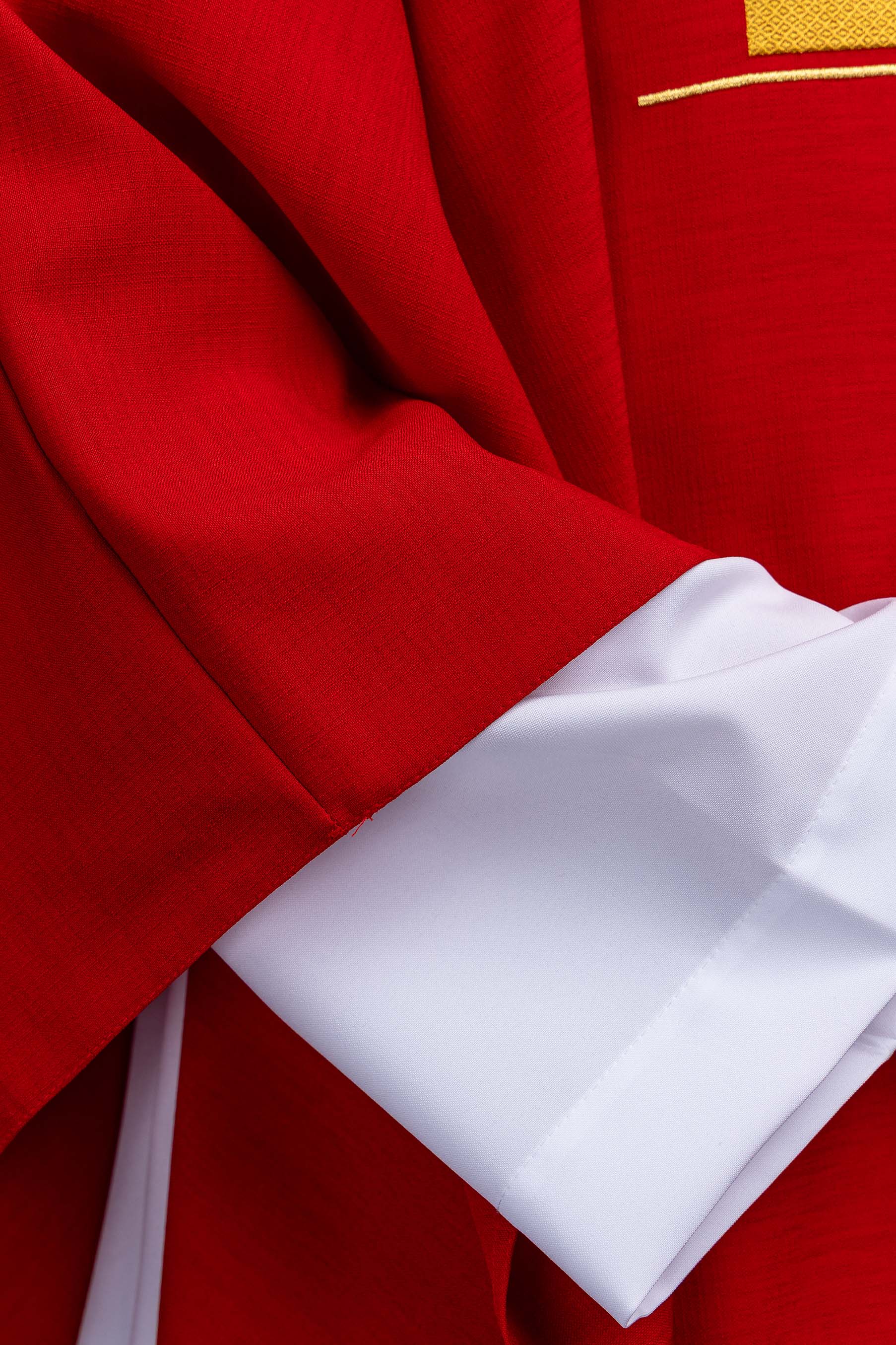 Zeleni ornati s izvezenim motivom križa na ukrasnoj tkanini