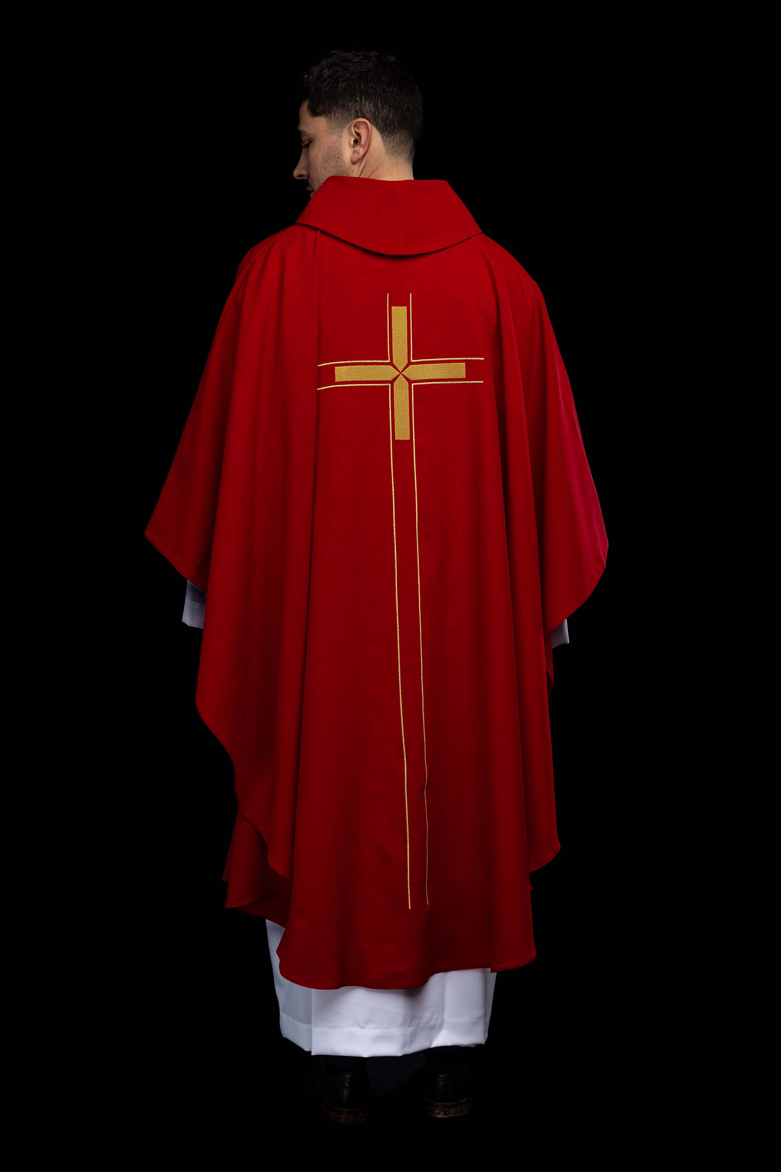 Zeleni ornati s izvezenim motivom križa na ukrasnoj tkanini