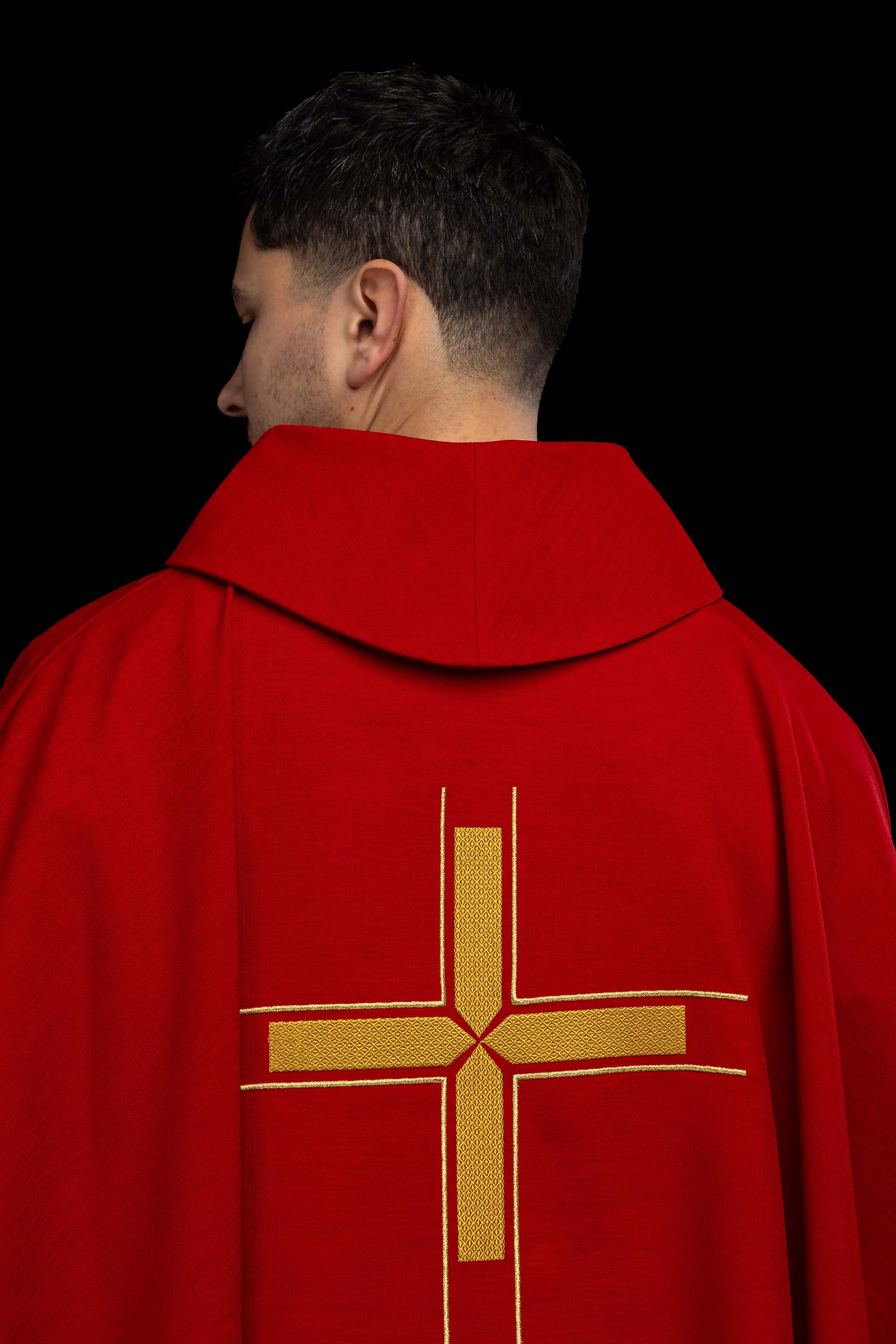 Zeleni ornati s izvezenim motivom križa na ukrasnoj tkanini