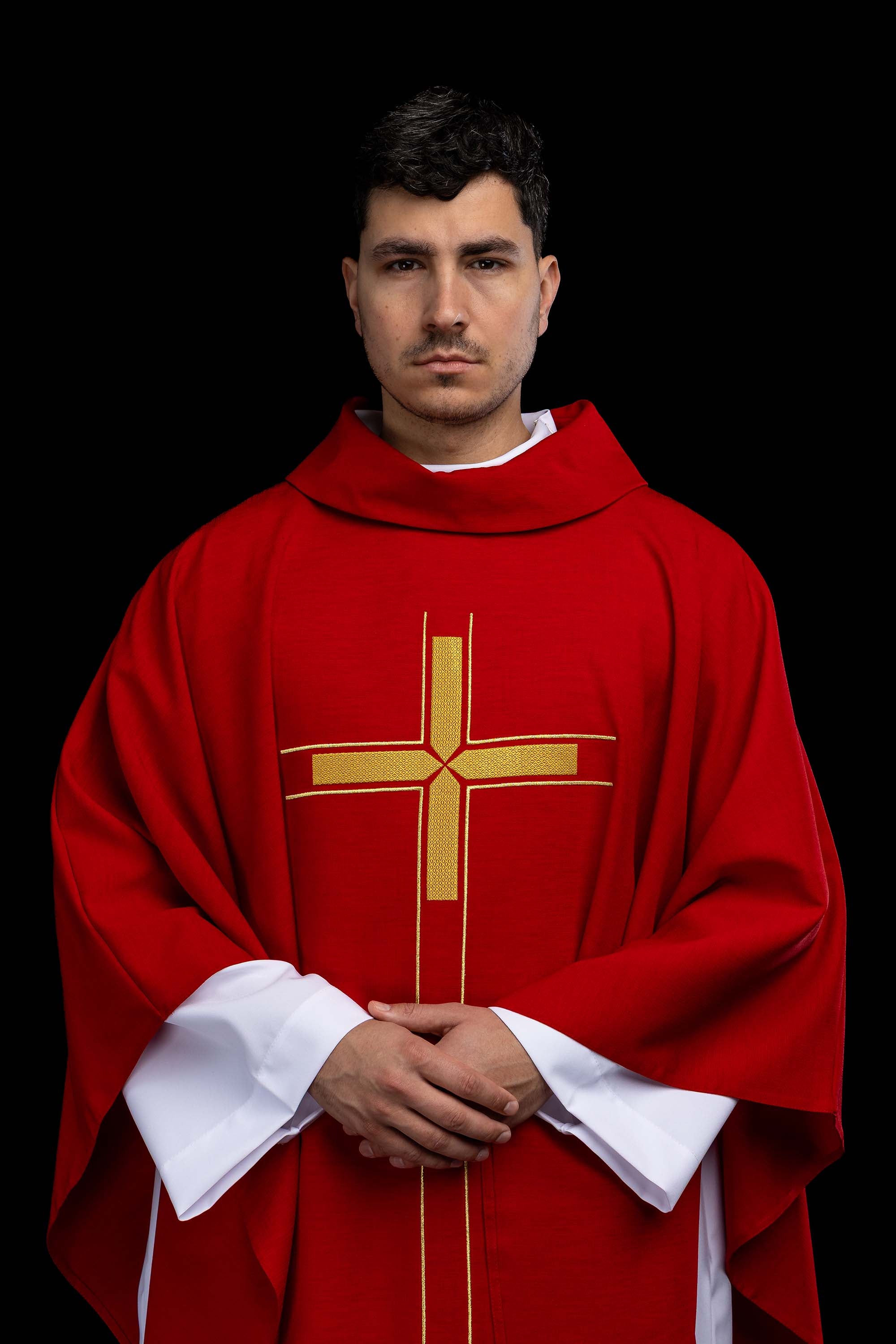 Zeleni ornati s izvezenim motivom križa na ukrasnoj tkanini