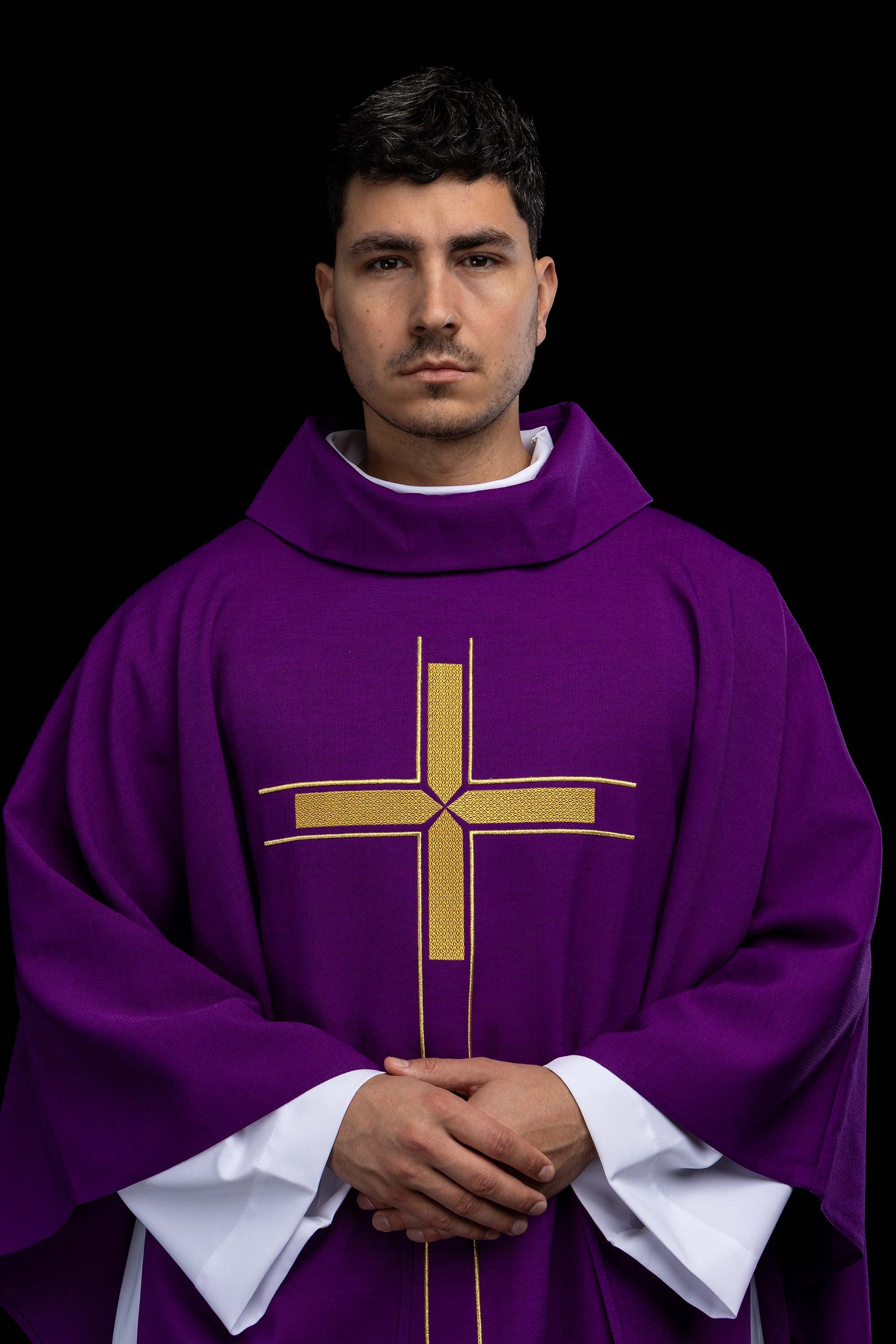 Zeleni ornati s izvezenim motivom križa na ukrasnoj tkanini