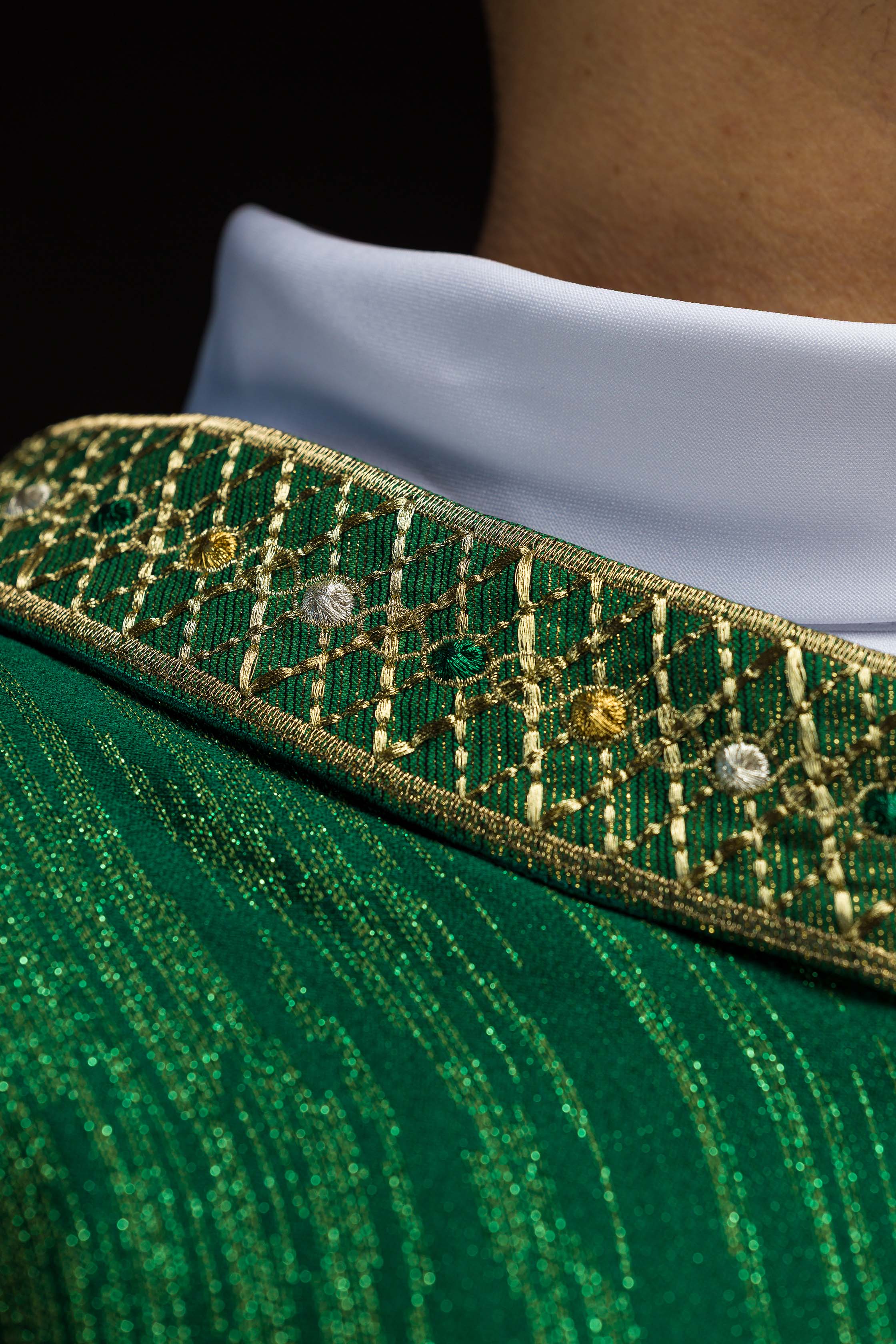 Zeleni ornati s izvezenim pojasom i ovratnikom