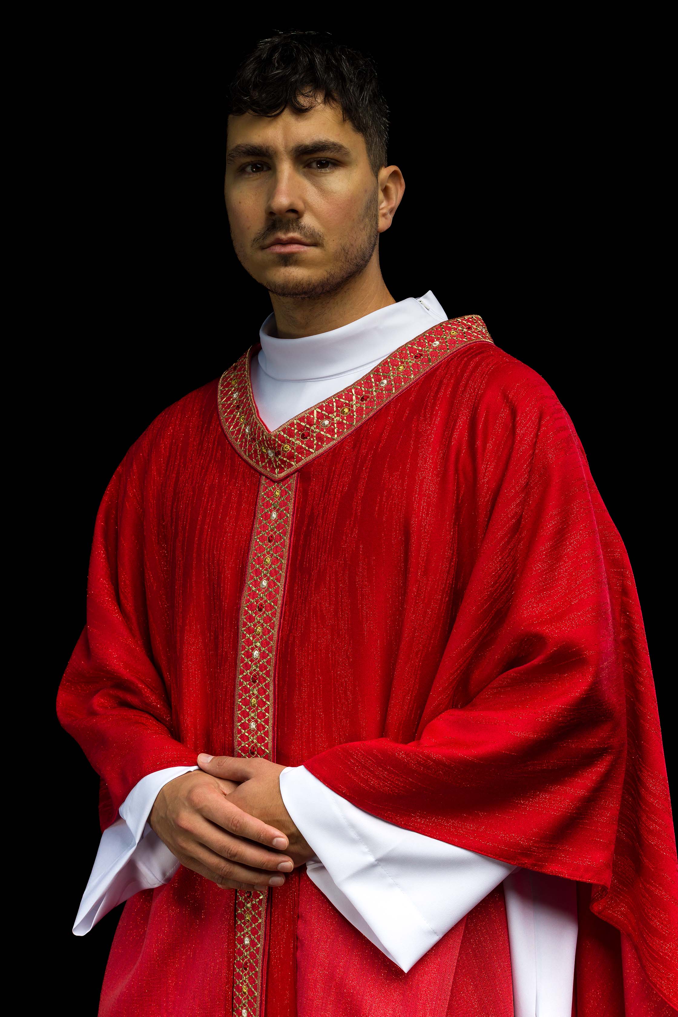 Crveni ornati s izvezenim pojasom i ovratnikom