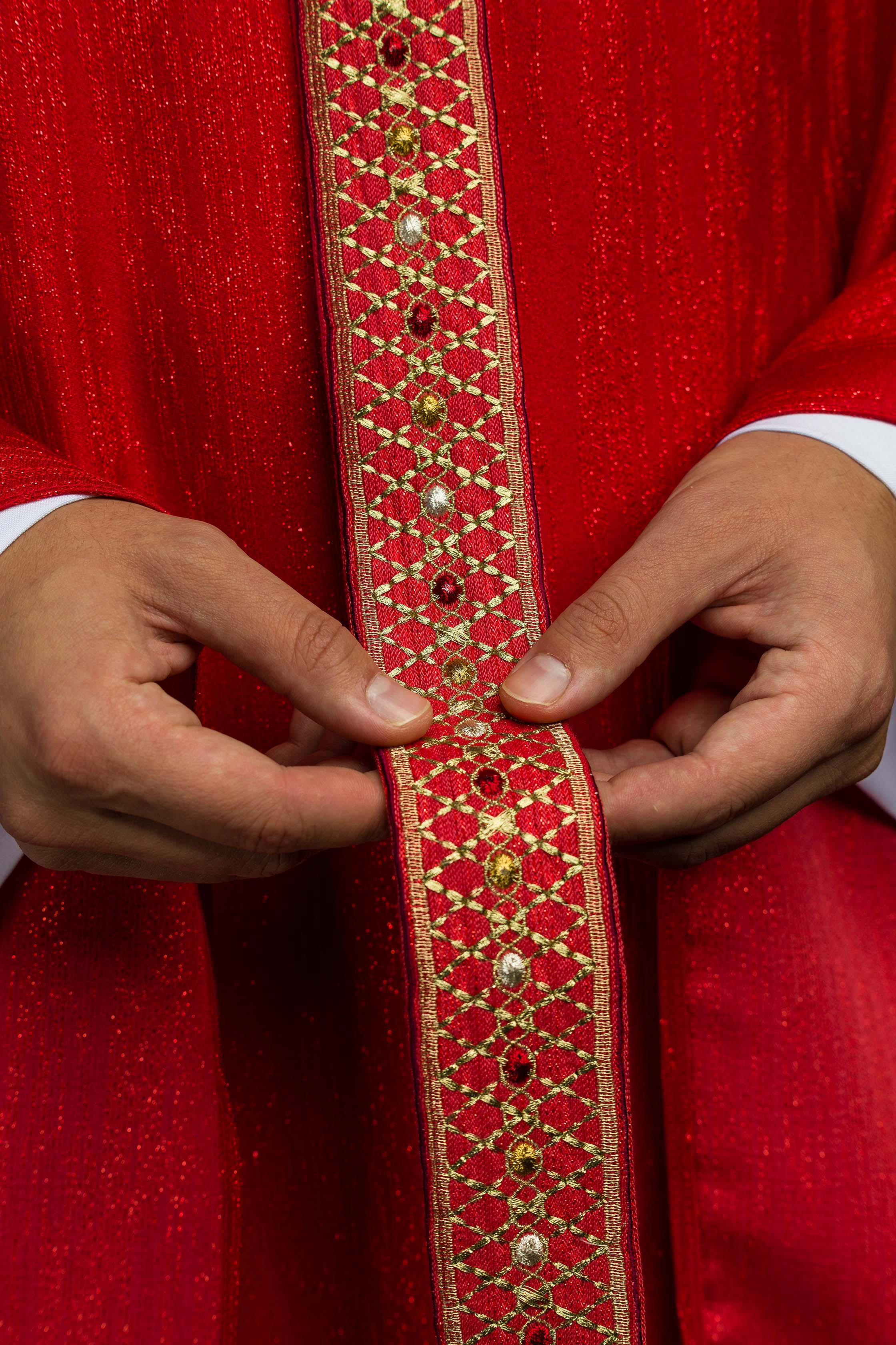 Crveni ornati s izvezenim pojasom i ovratnikom