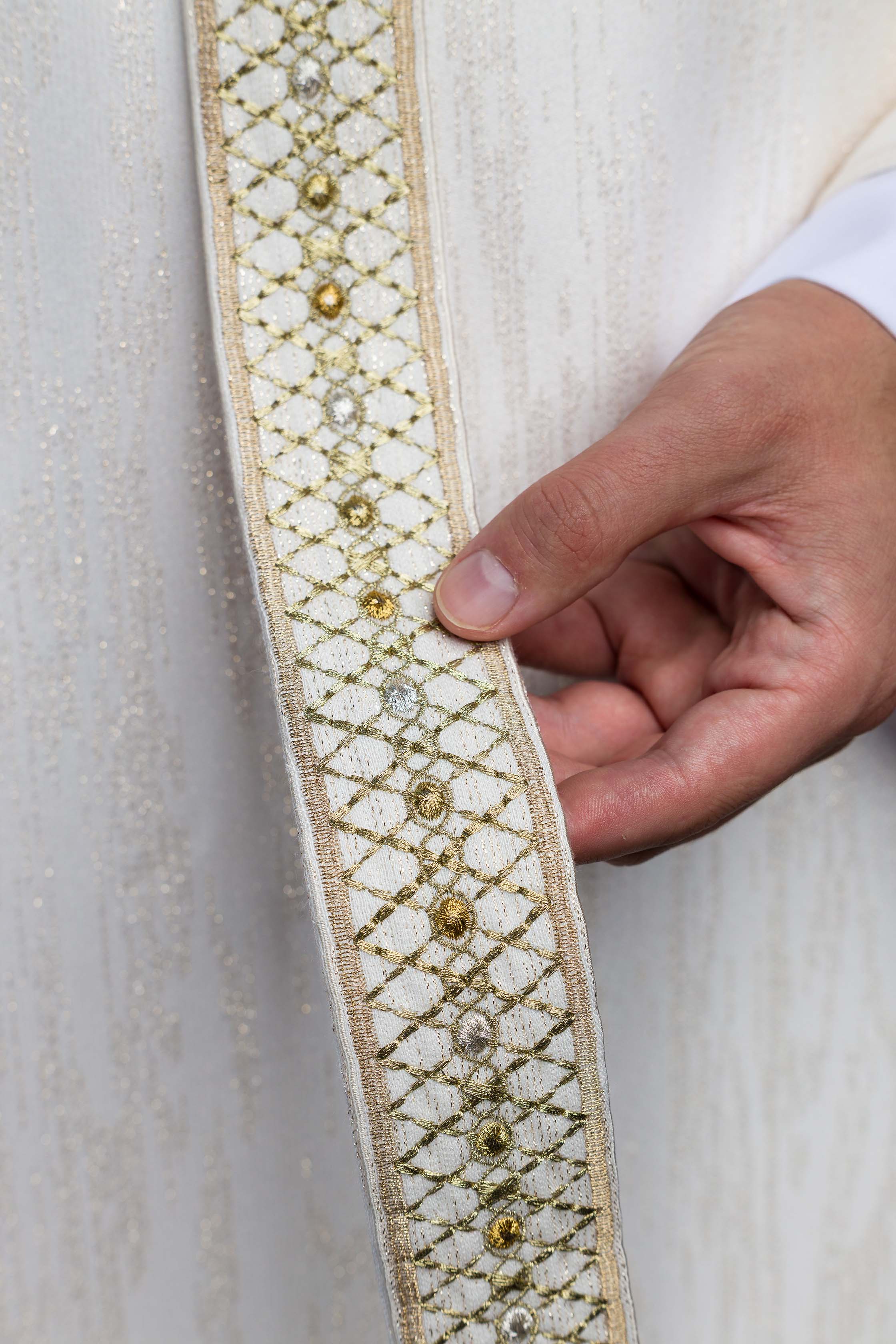 Bijeli ornati s izvezenim pojasom i ovratnikom