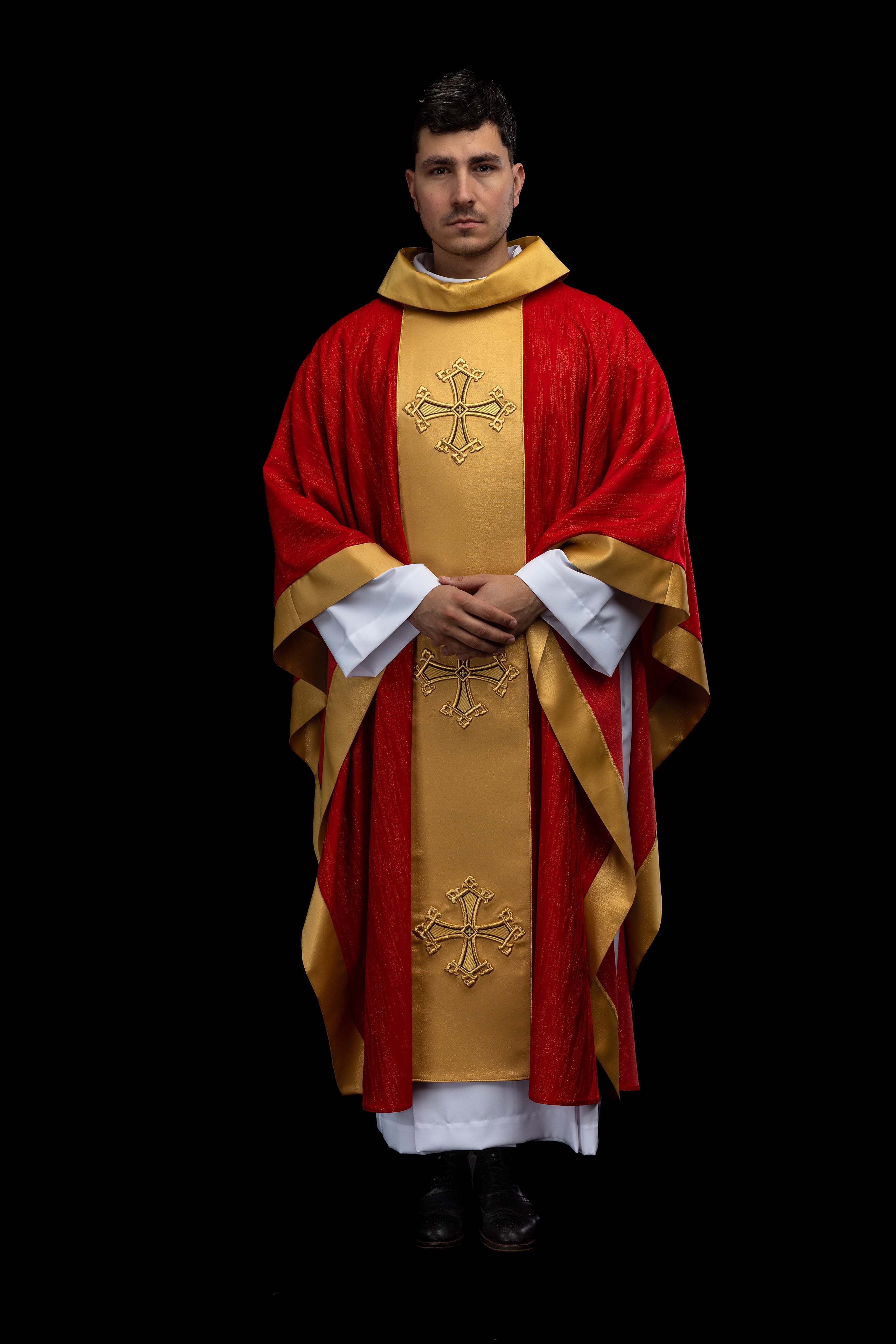 Zeleni misnica s izvezenim motivom križa s pojasom na ukrasnoj tkanini