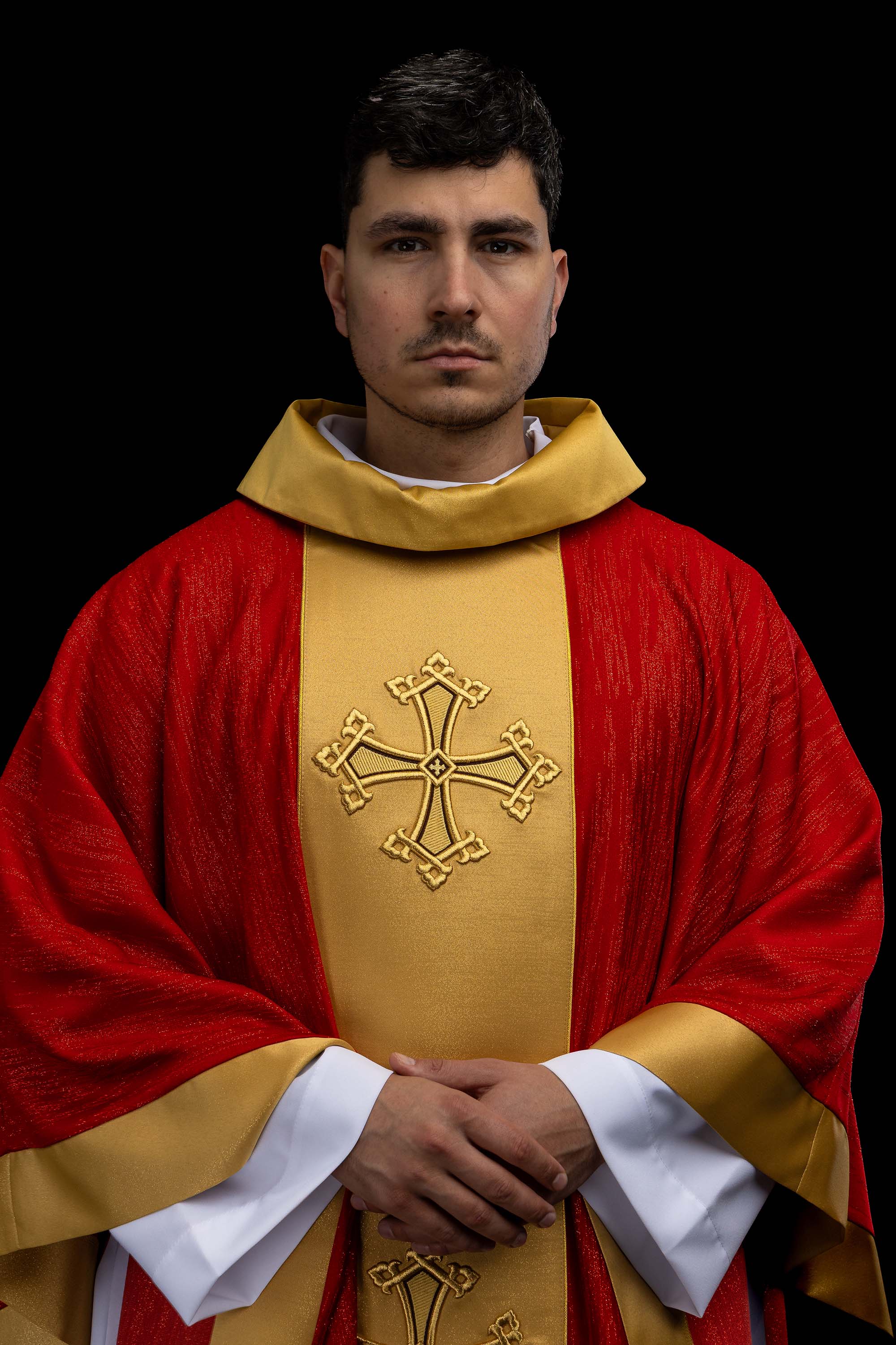 Zeleni misnica s izvezenim motivom križa s pojasom na ukrasnoj tkanini