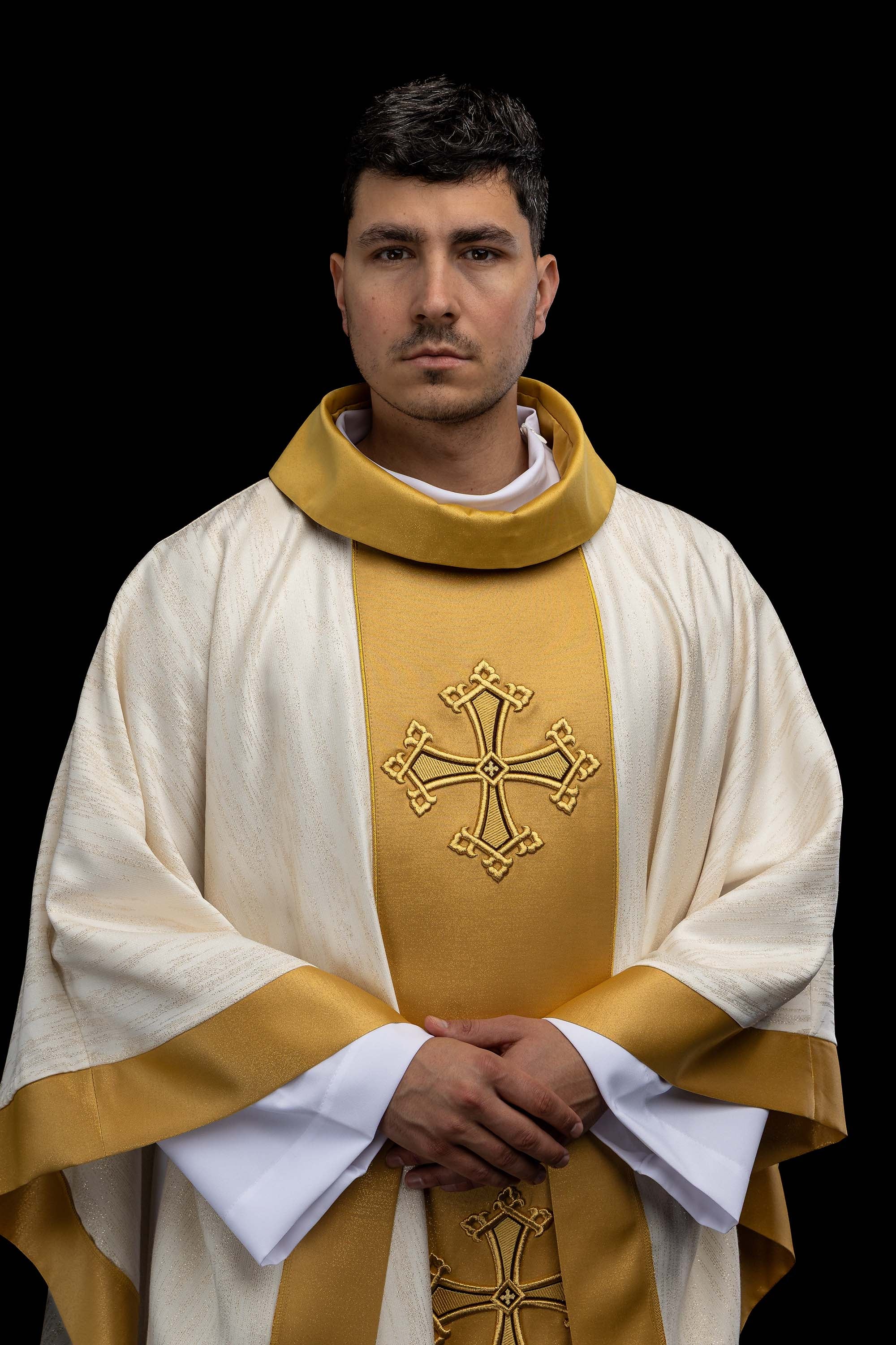 Zeleni misnica s izvezenim motivom križa s pojasom na ukrasnoj tkanini