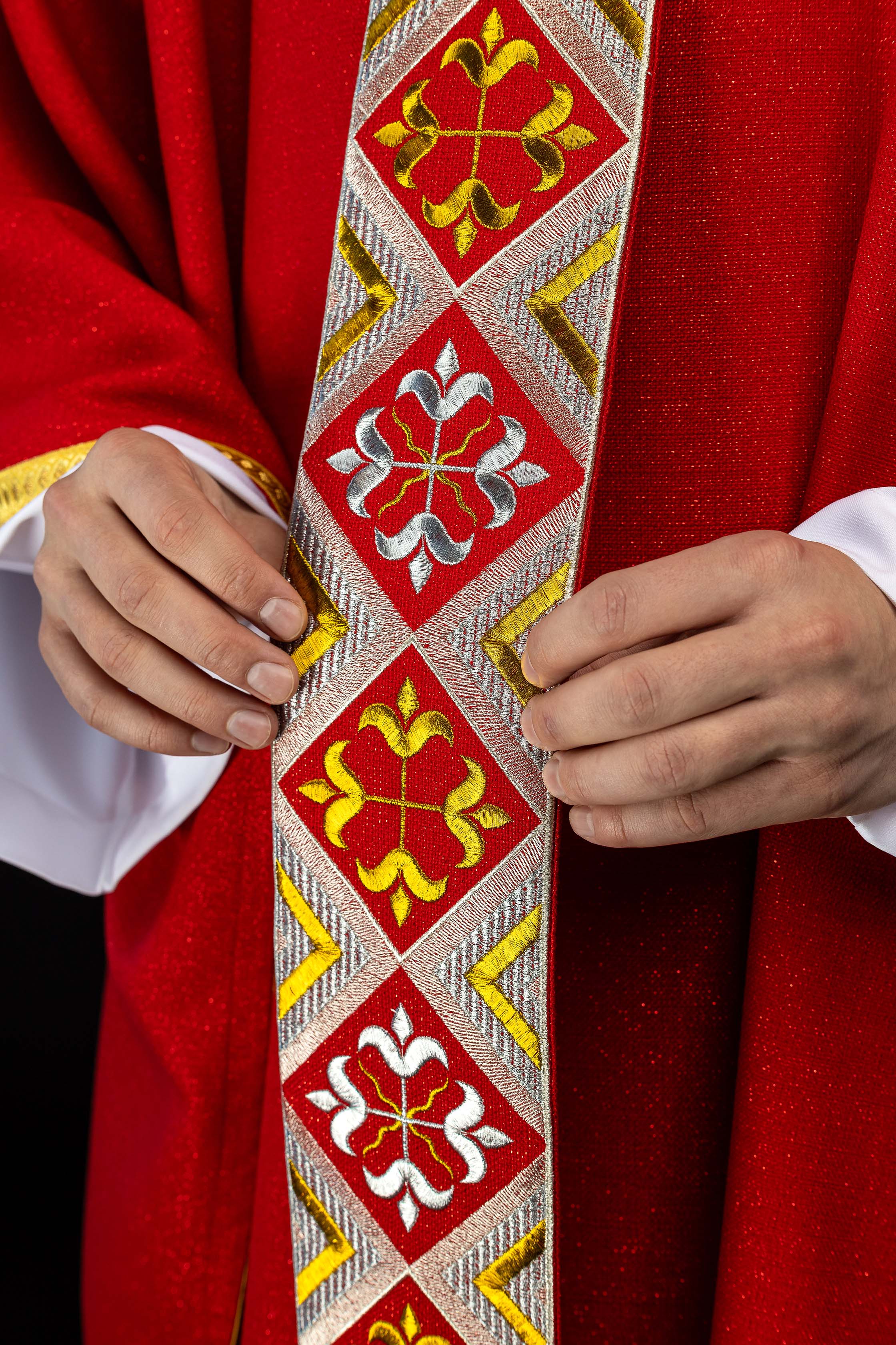 Haftowany pas na ornat w zestawie z ornatem czerwony - ORNATY.PL