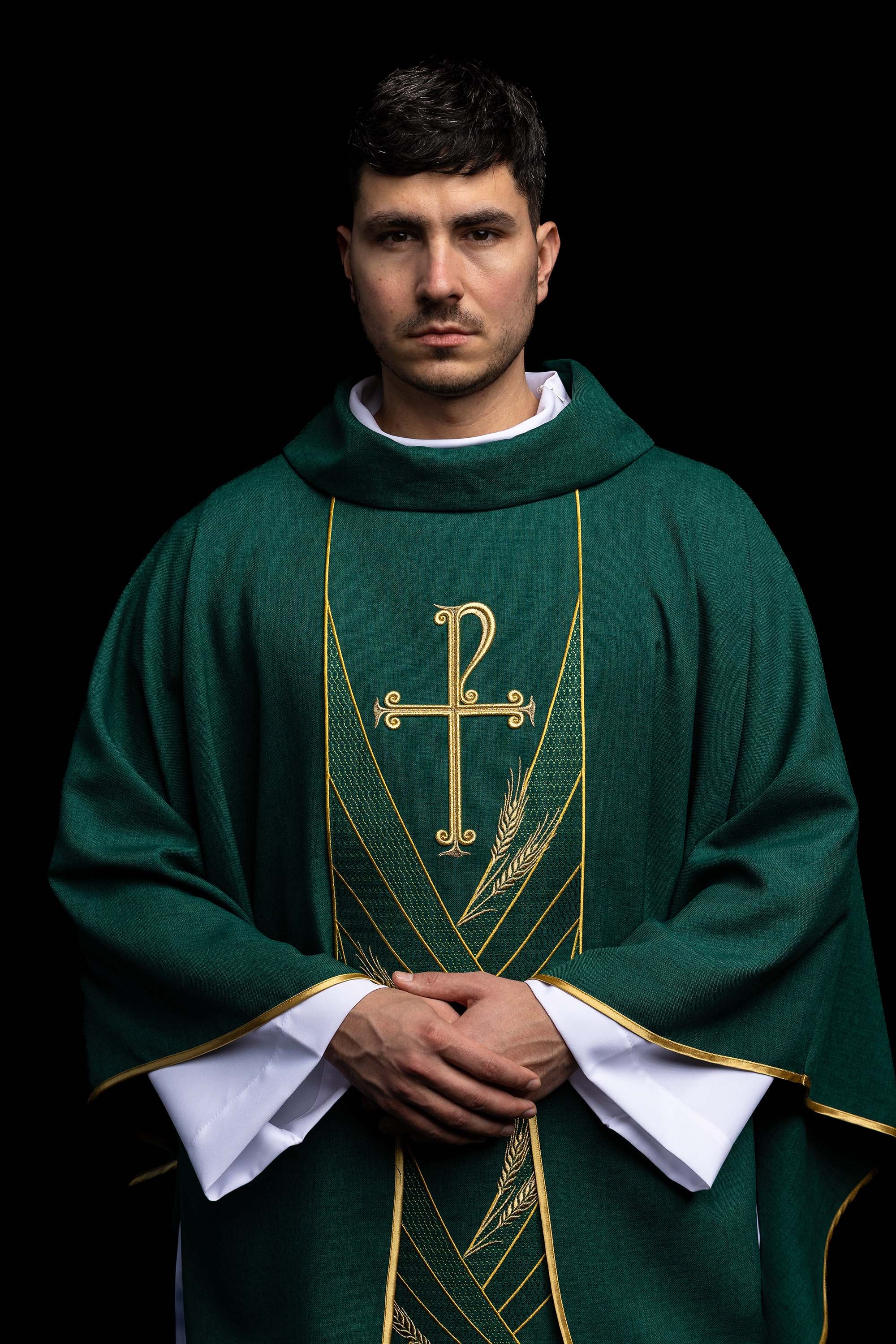 Ornati u zelenoj boji s izvezenim pojasom i ovratnikom u križeve