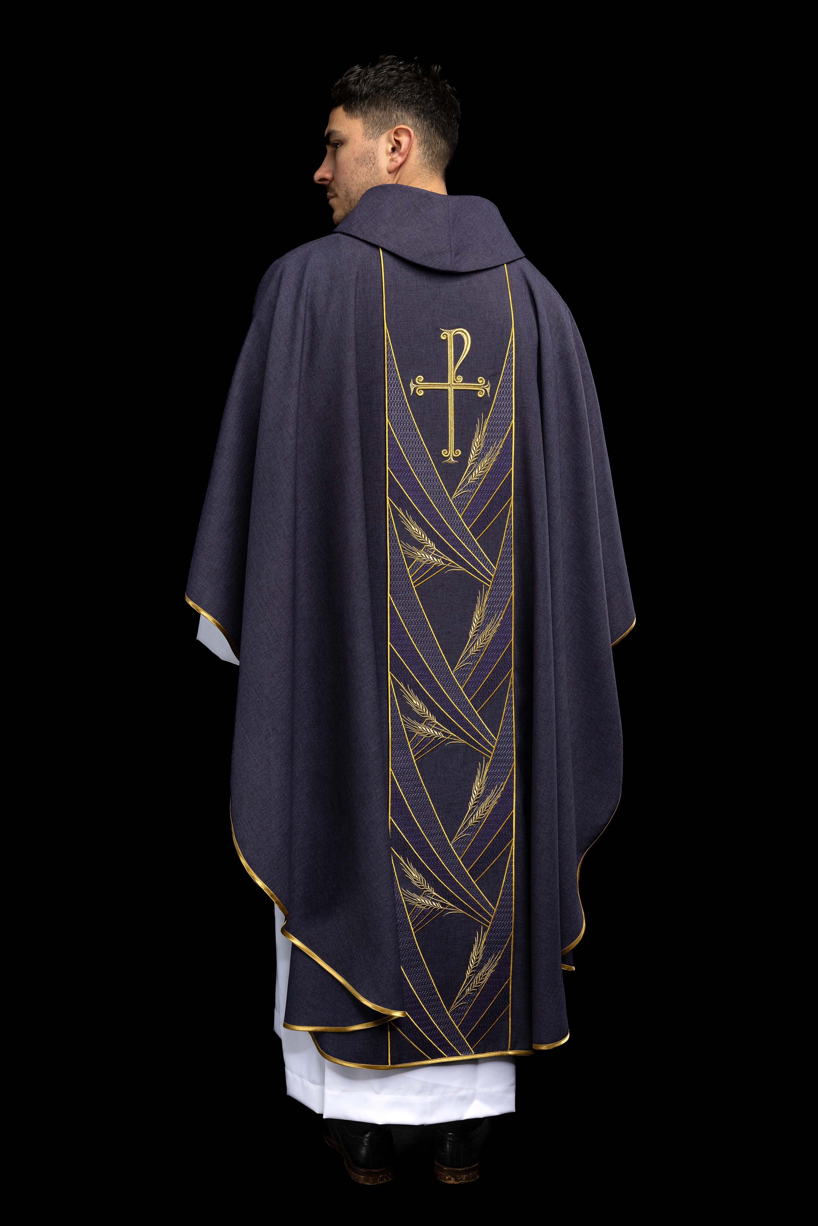 Ornati u zelenoj boji s izvezenim pojasom i ovratnikom u križeve