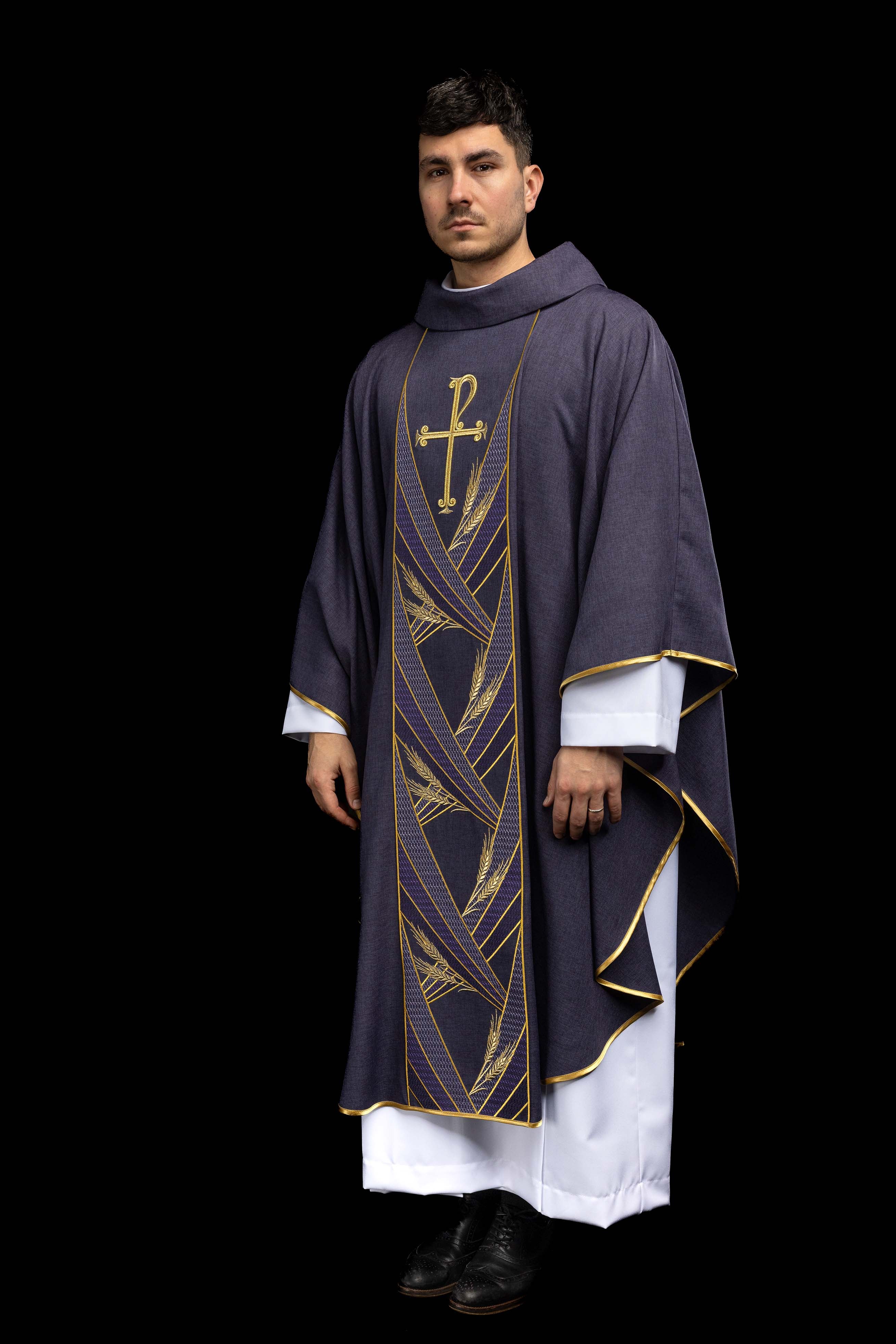 Ornati u zelenoj boji s izvezenim pojasom i ovratnikom u križeve