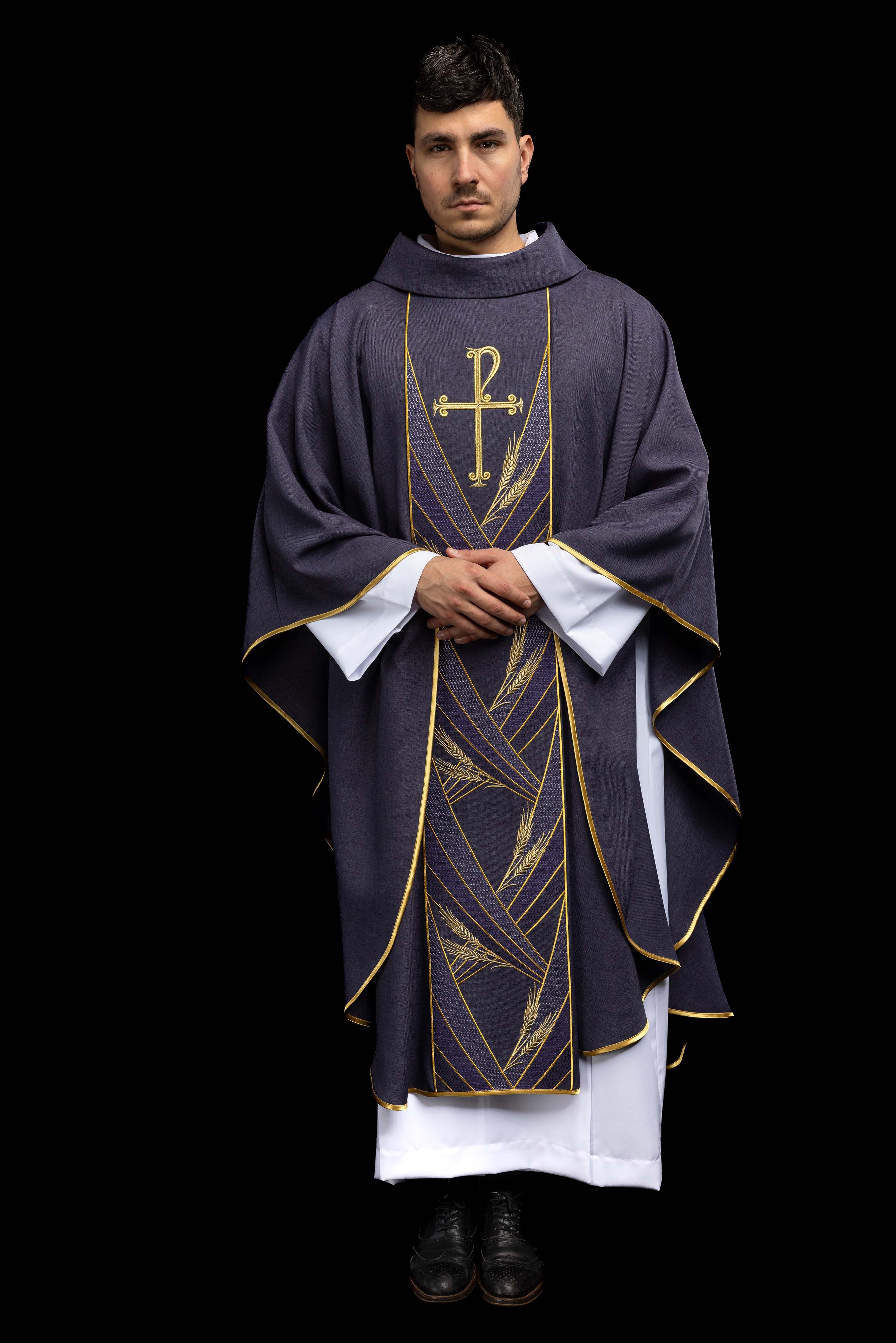 Ornati u zelenoj boji s izvezenim pojasom i ovratnikom u križeve