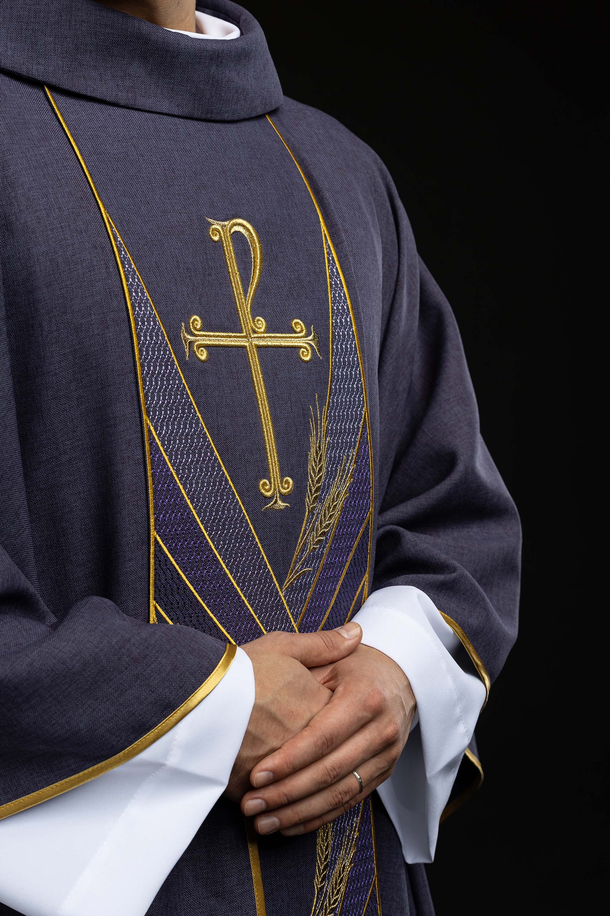 Ornati u zelenoj boji s izvezenim pojasom i ovratnikom u križeve