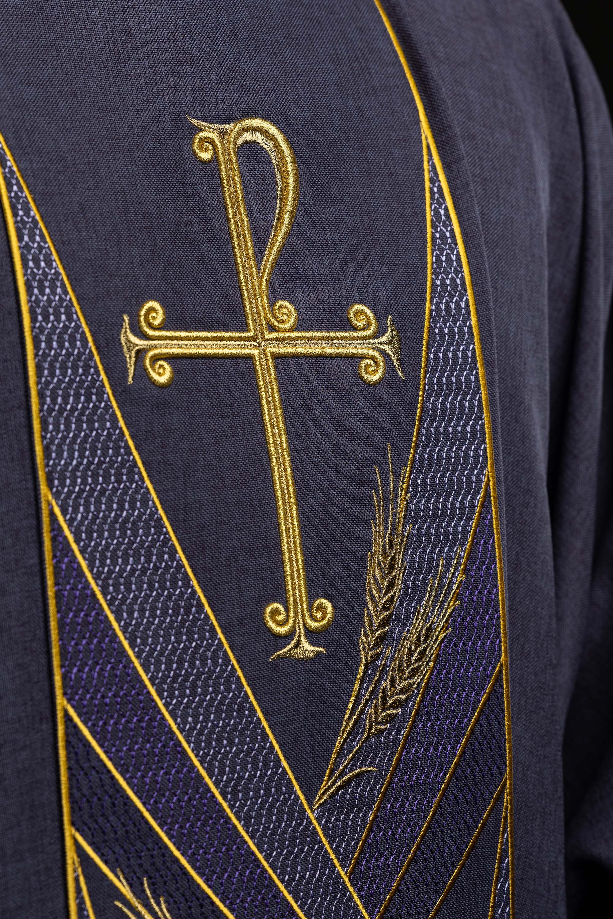 Ornati u zelenoj boji s izvezenim pojasom i ovratnikom u križeve