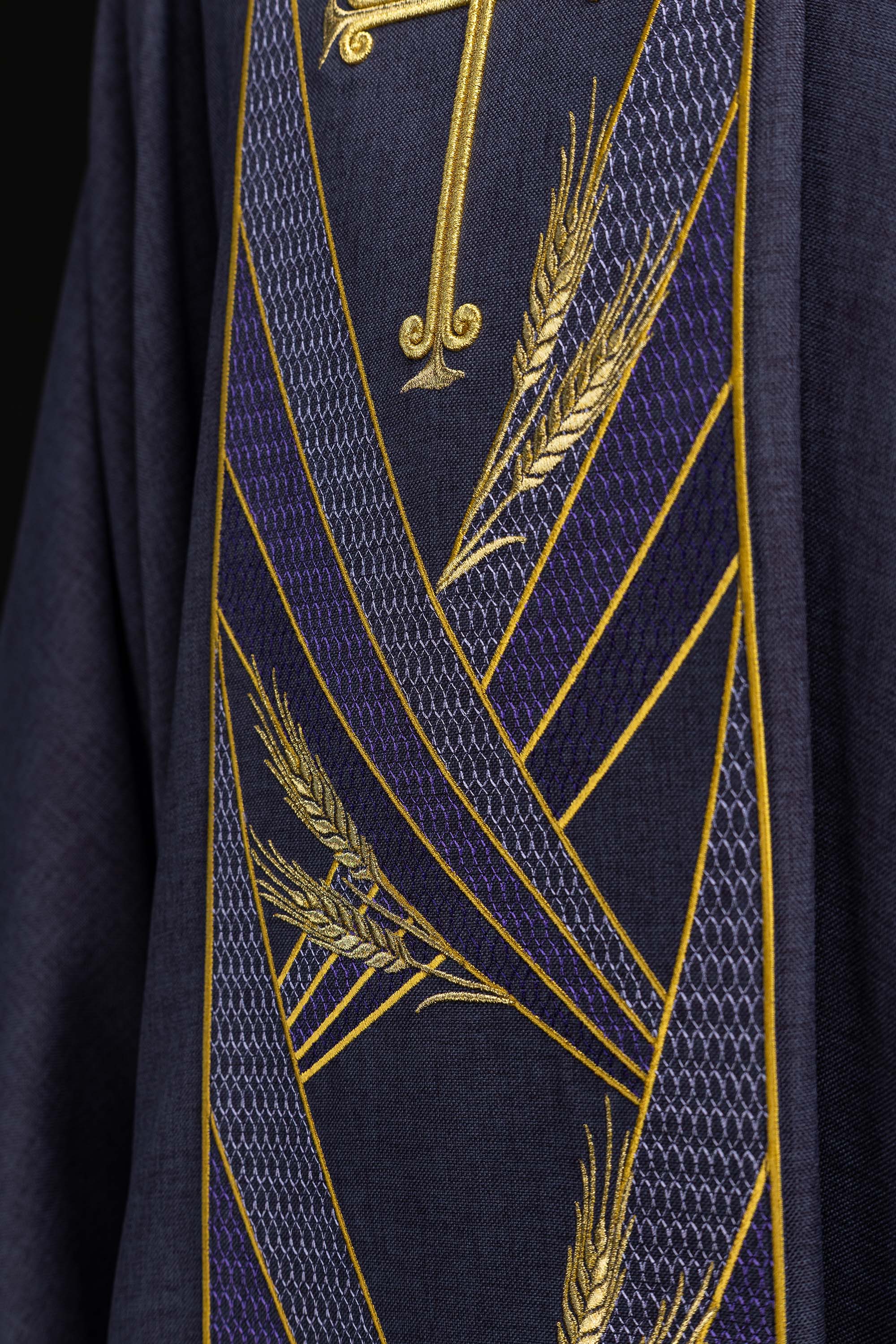 Ornati u zelenoj boji s izvezenim pojasom i ovratnikom u križeve