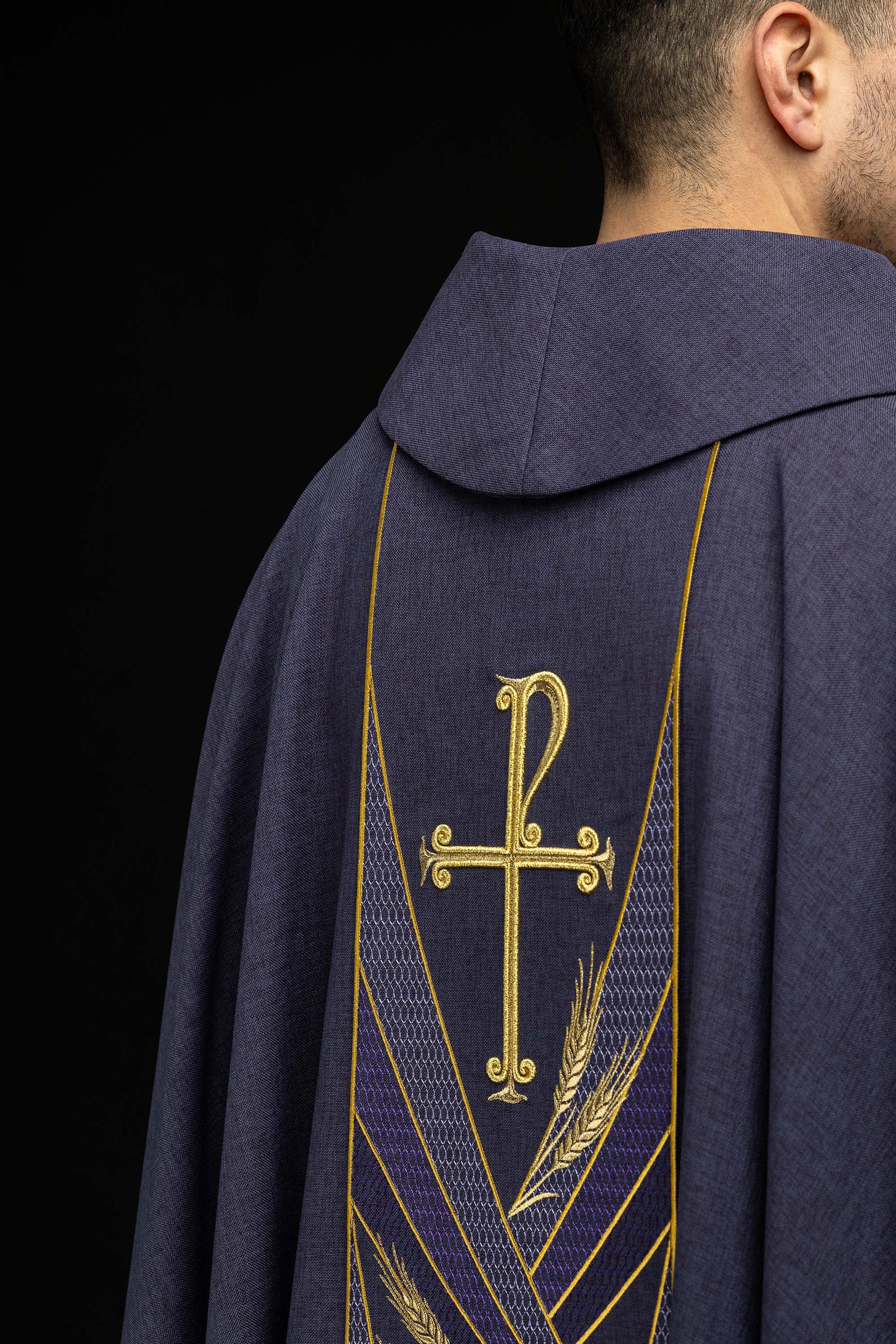 Ornati u zelenoj boji s izvezenim pojasom i ovratnikom u križeve