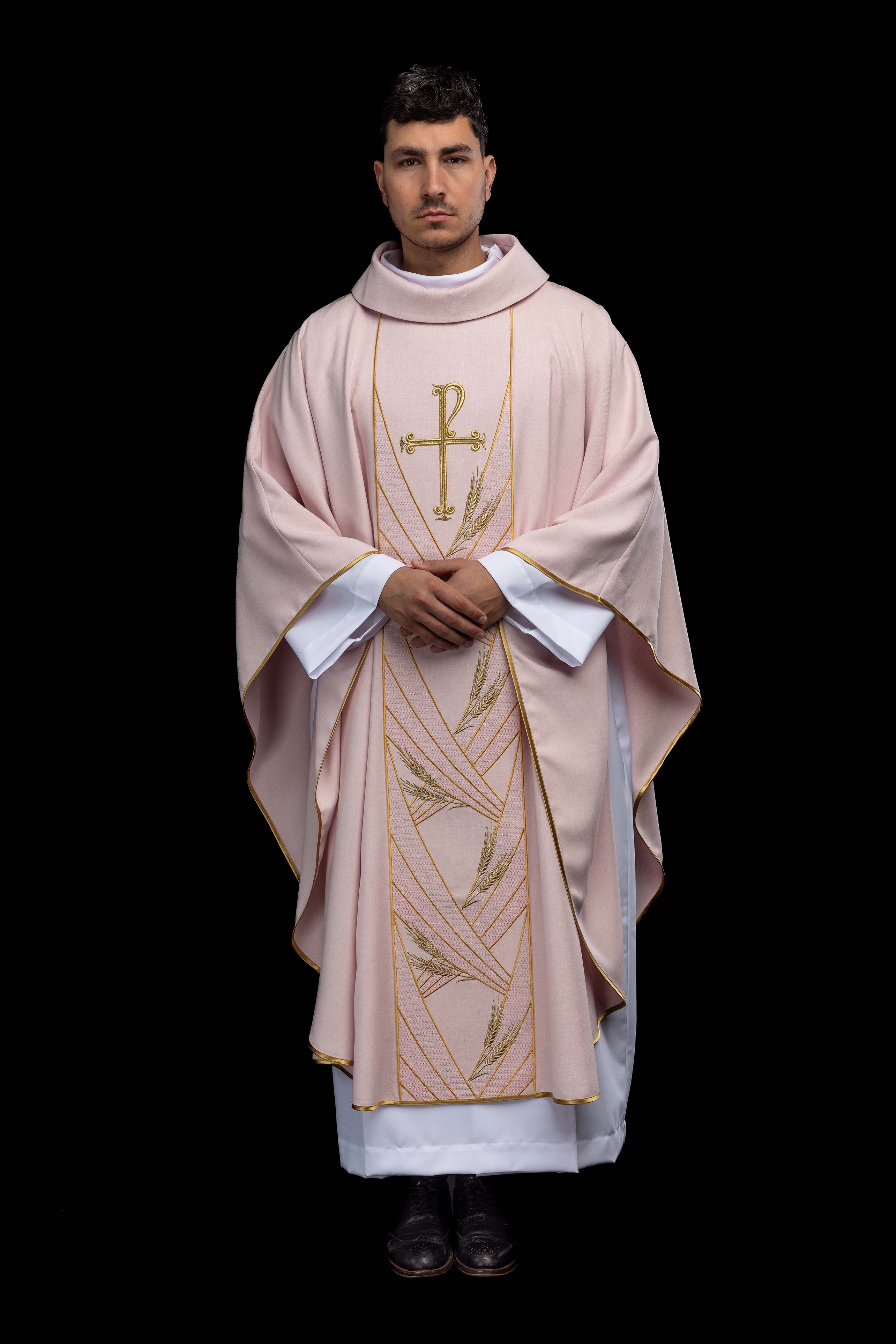 Ornat u ružičastoj boji s izvezenim pojasom Pax