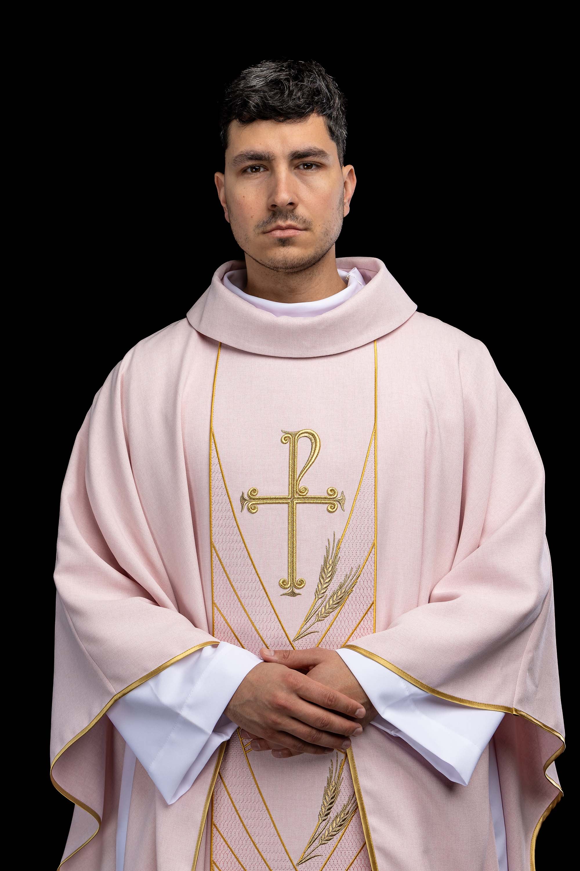 Ornat u ružičastoj boji s izvezenim pojasom Pax