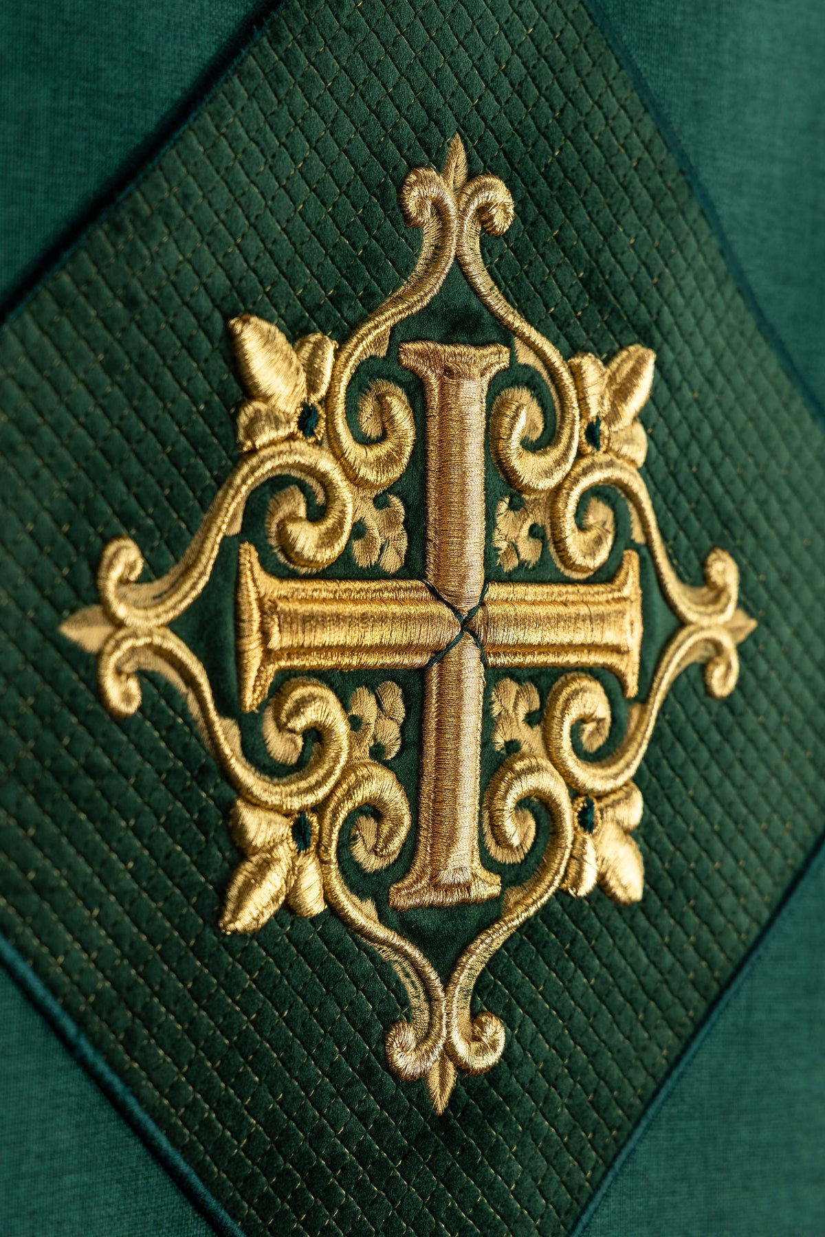 Zelena salveta s izvezenim križem na lektoriju Zelena baršun