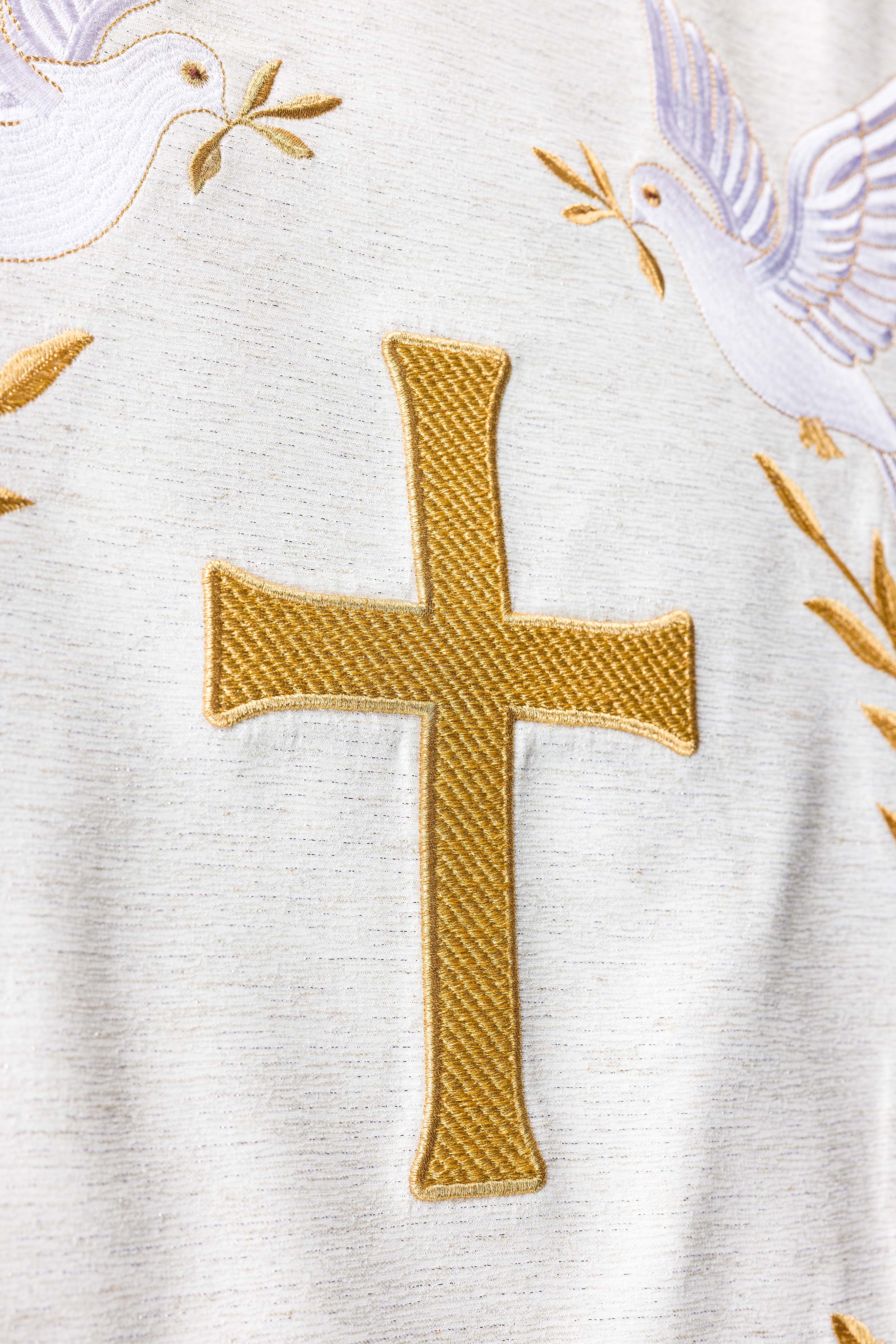 Serweta na lektorium z haftem krzyża i gołębi ecru - ORNATY.PL