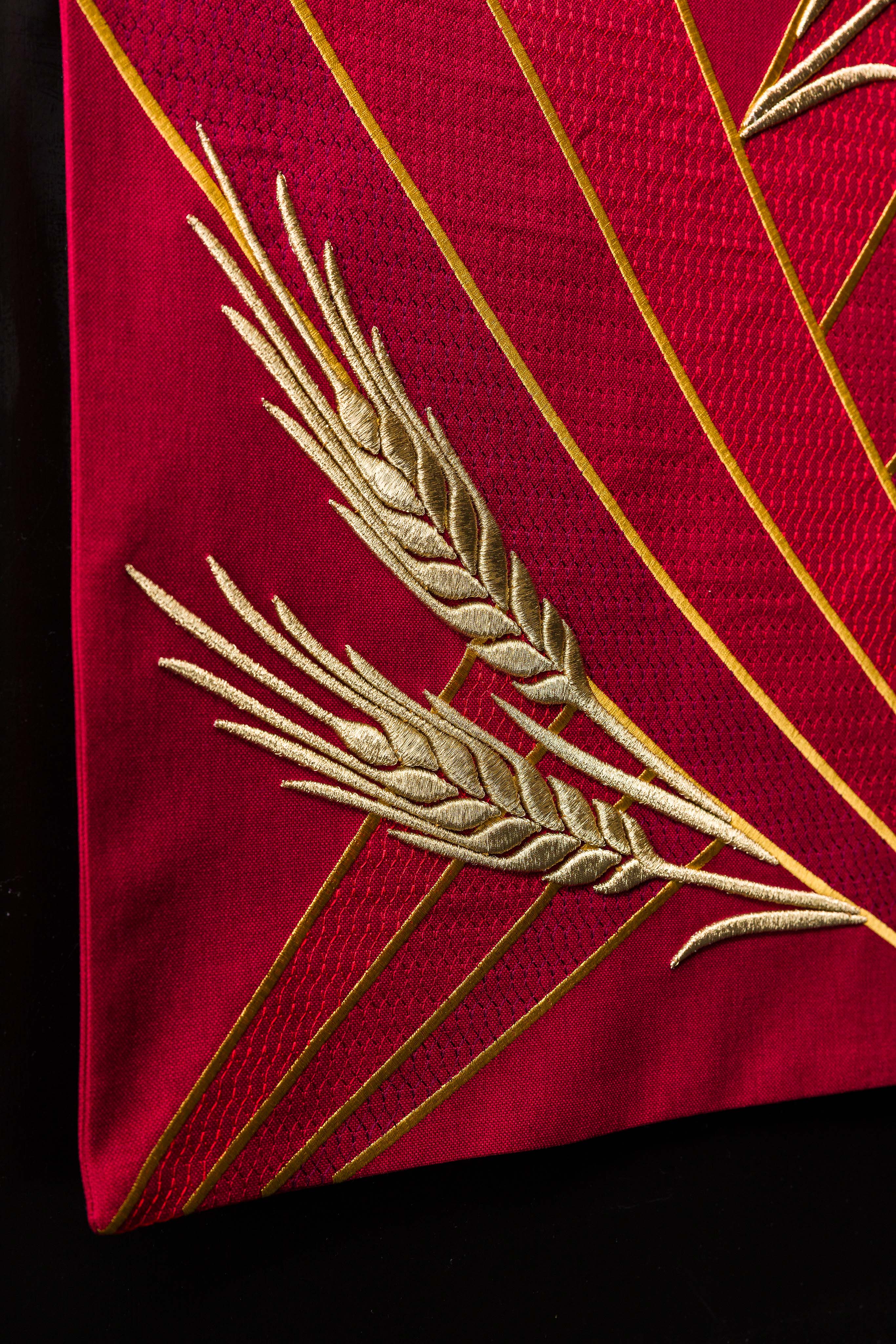 Serweta na lektorium z haftem PAX czerwona - ORNATY.PL