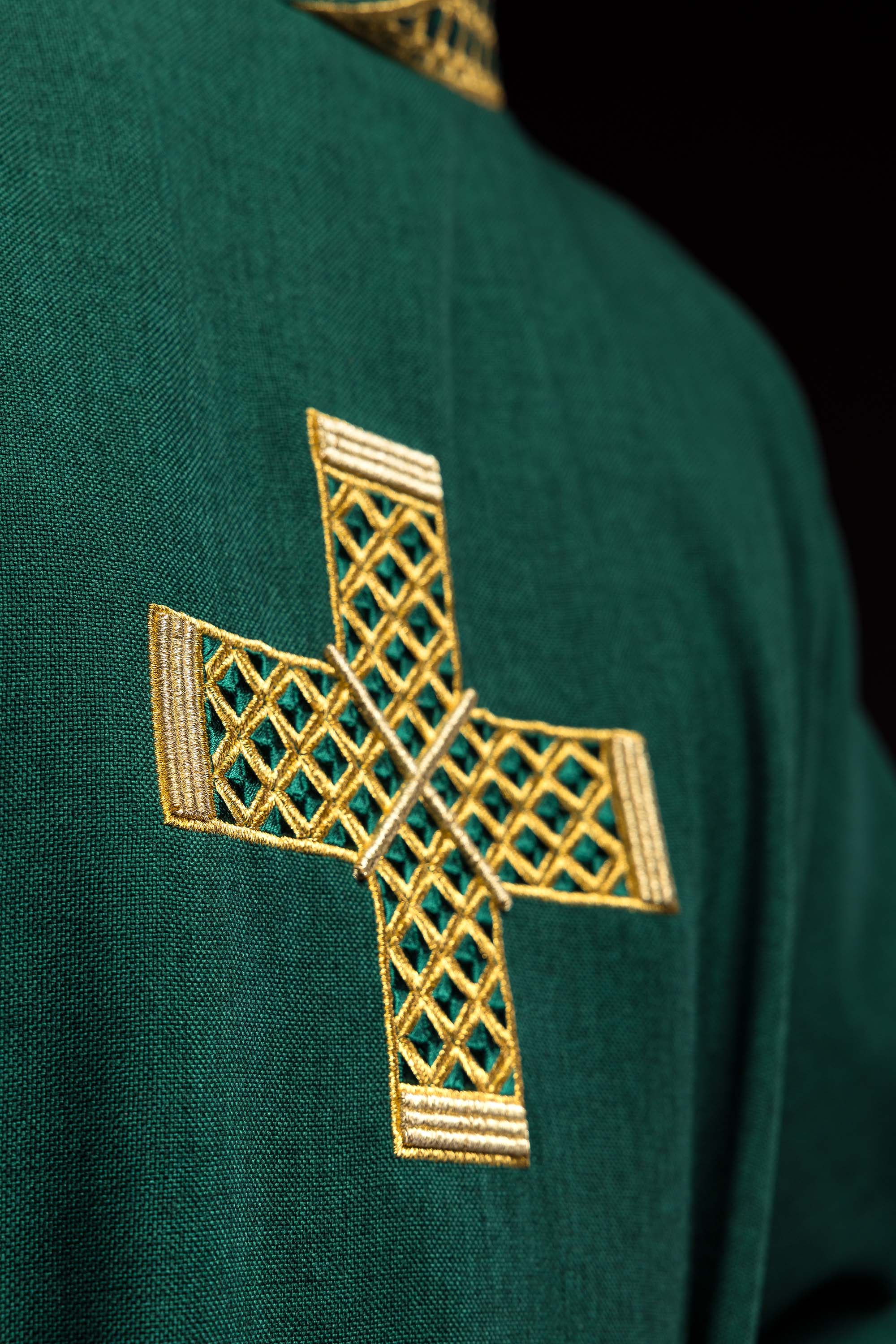 Dalmatyka s izvezenim križevima i ecru ovratnikom