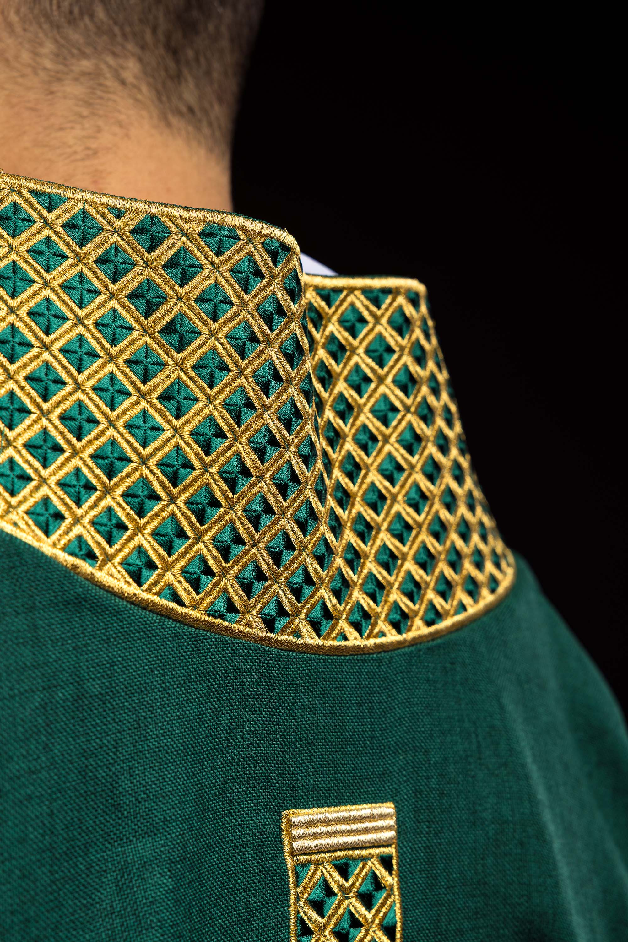 Dalmatyka s izvezenim križevima i ecru ovratnikom