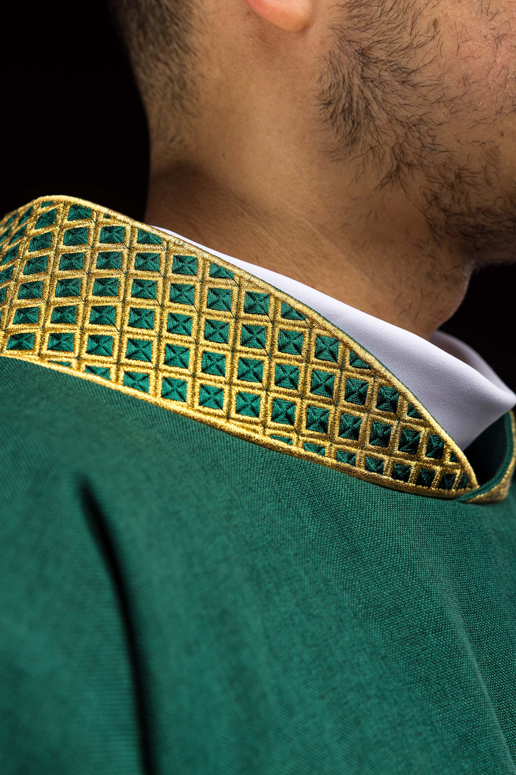 Dalmatyka s izvezenim križevima i ecru ovratnikom