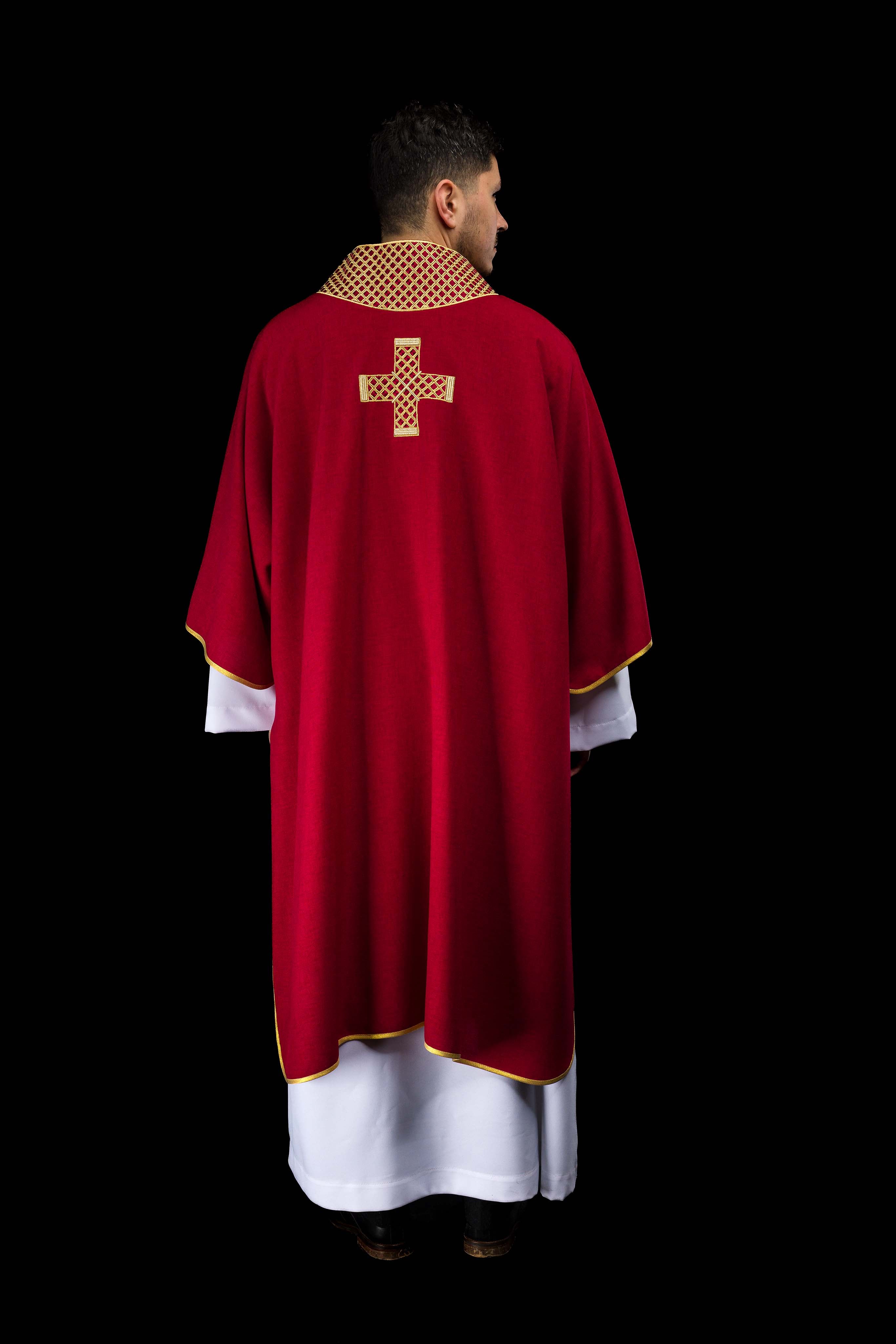 Dalmatyka z haftowanymi krzyżami i kołnierzem czerwona - ORNATY.PL