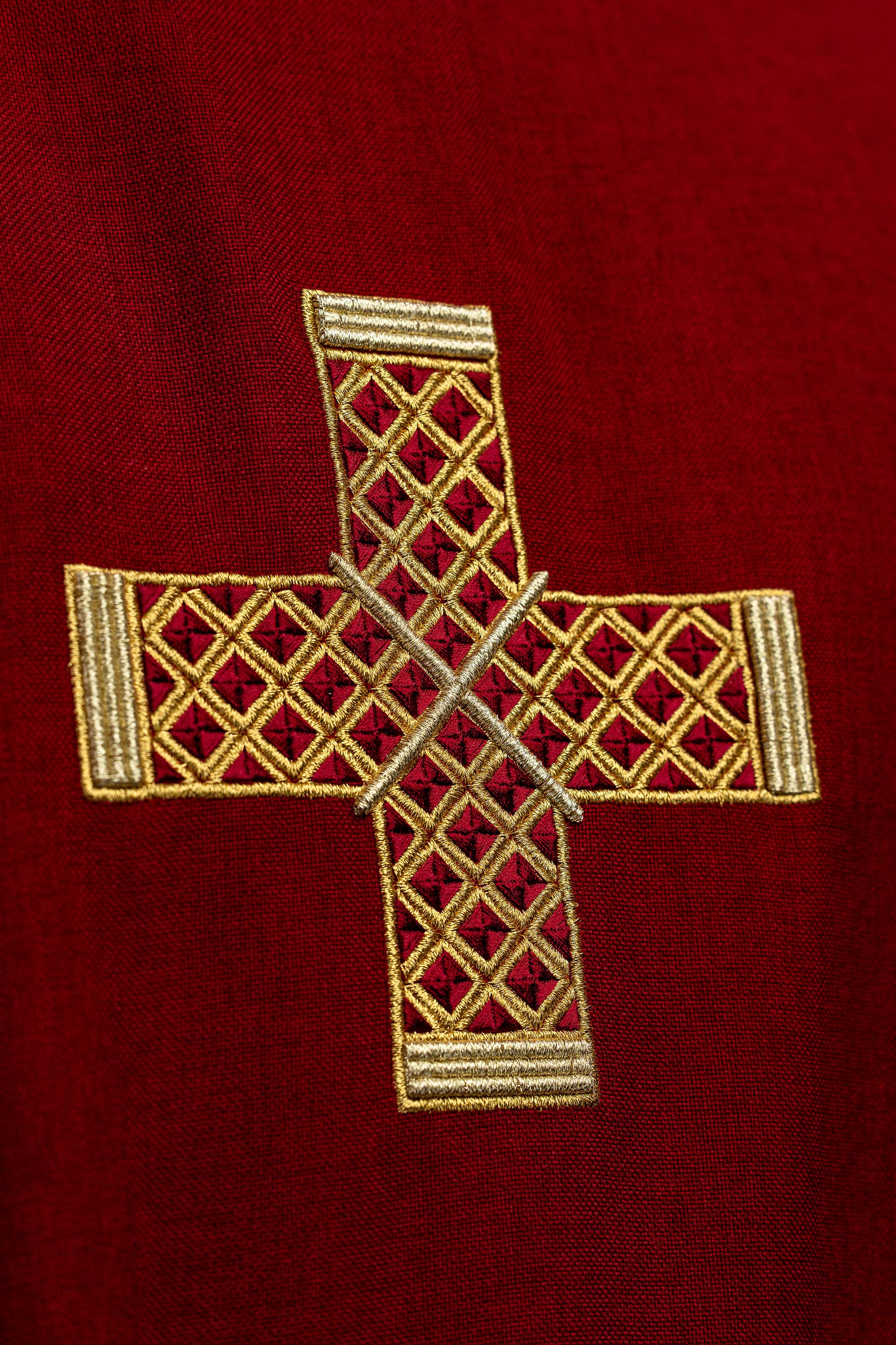 Dalmatyka z haftowanymi krzyżami i kołnierzem czerwona - ORNATY.PL