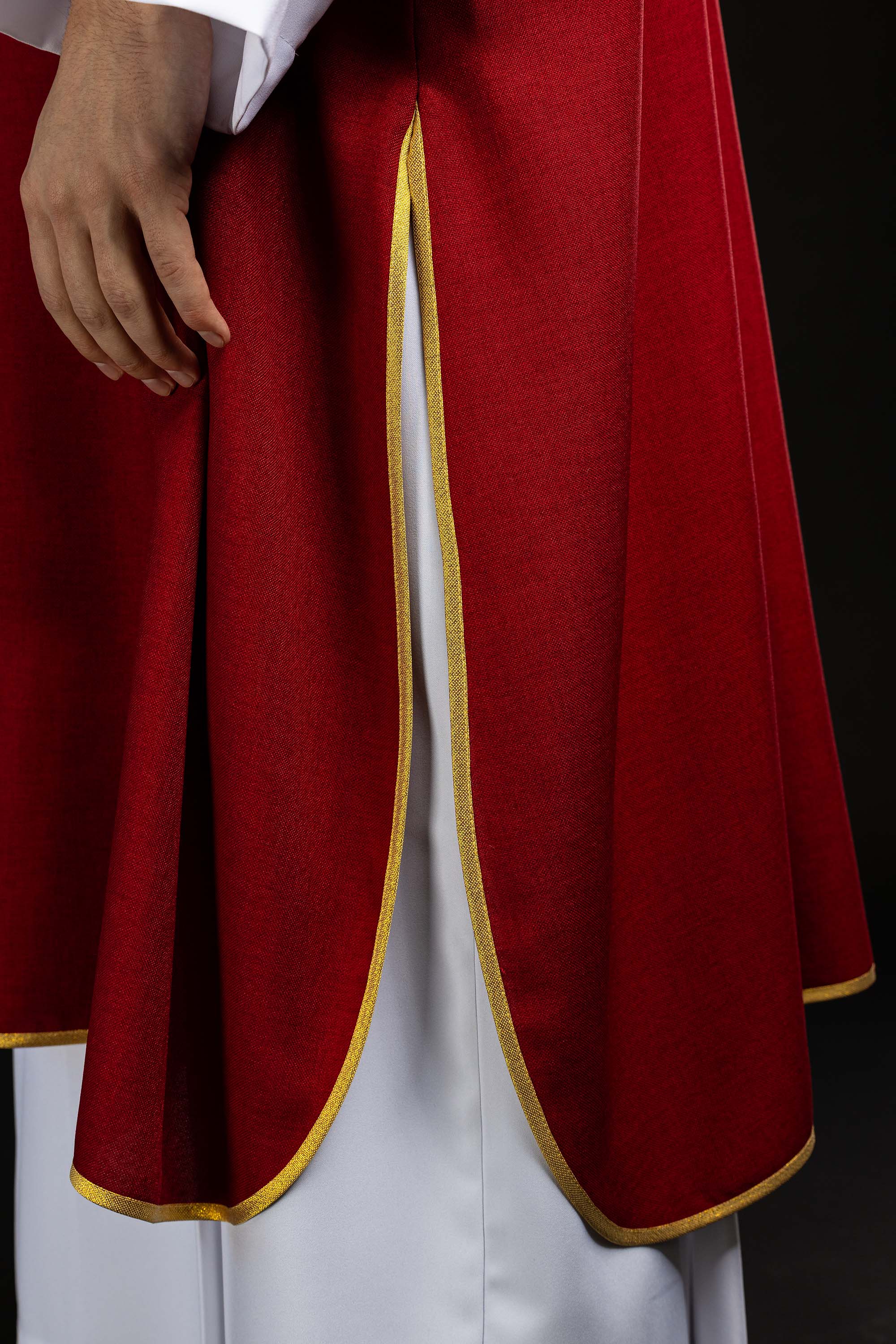 Dalmatyka z haftowanymi krzyżami i kołnierzem czerwona - ORNATY.PL