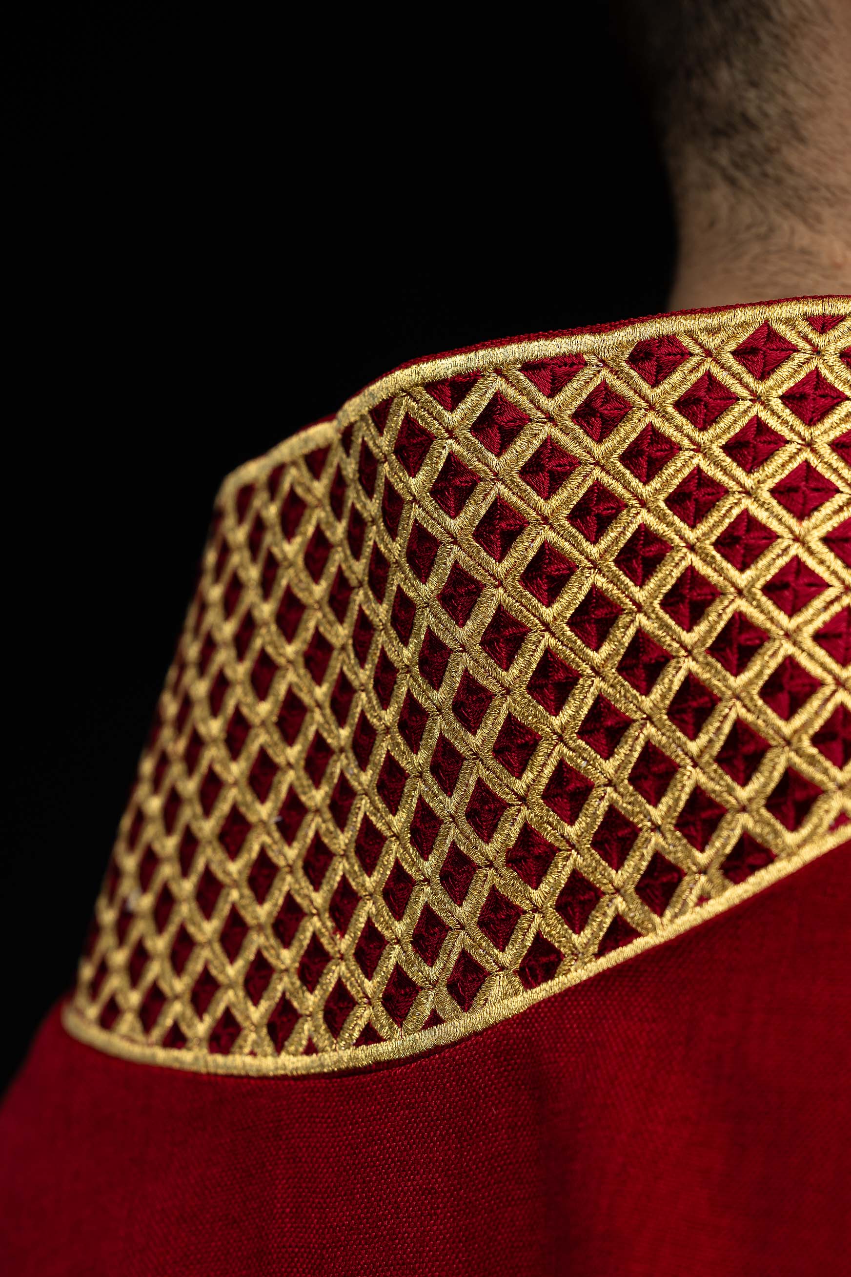 Dalmatyka z haftowanymi krzyżami i kołnierzem czerwona - ORNATY.PL