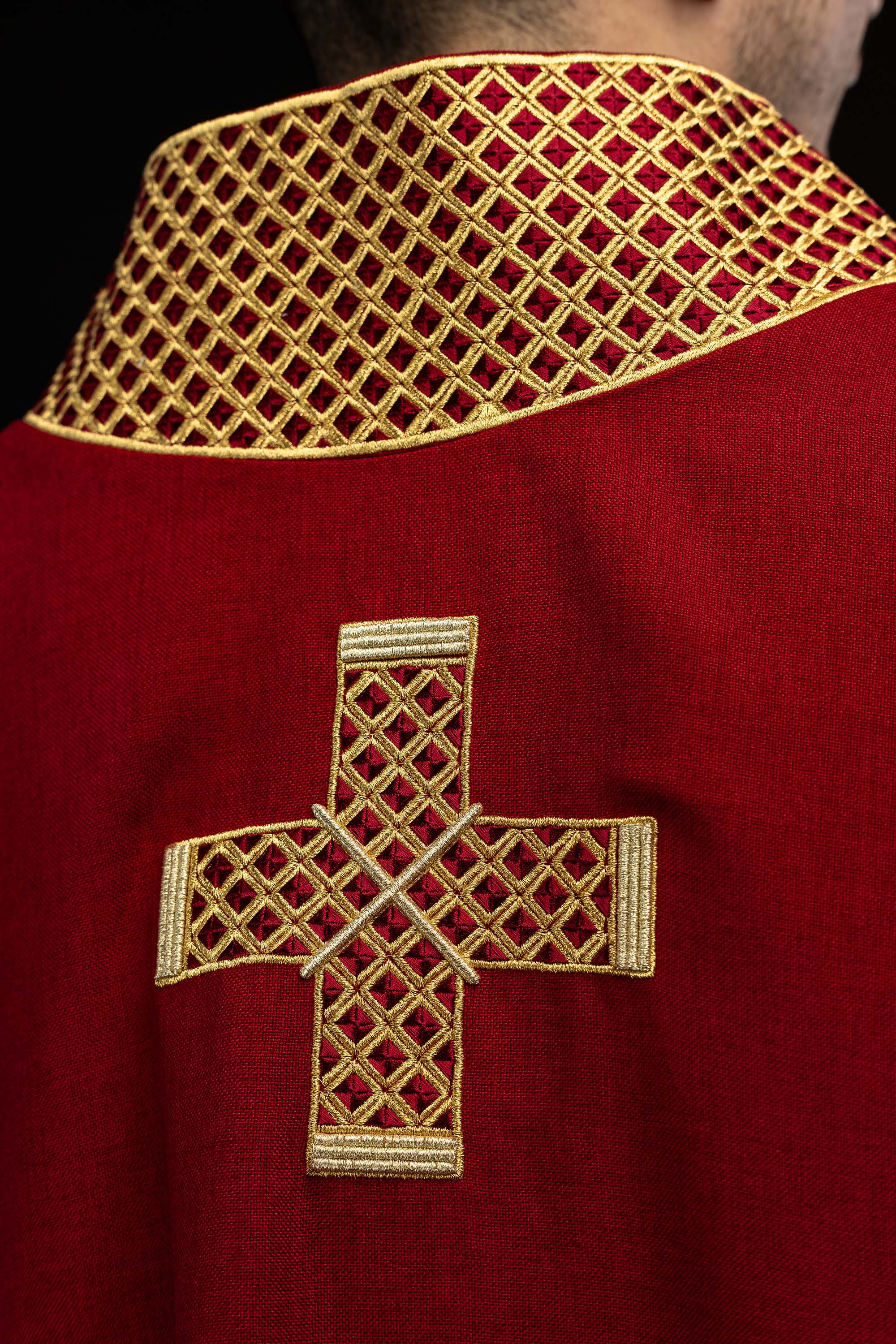 Dalmatyka z haftowanymi krzyżami i kołnierzem czerwona - ORNATY.PL