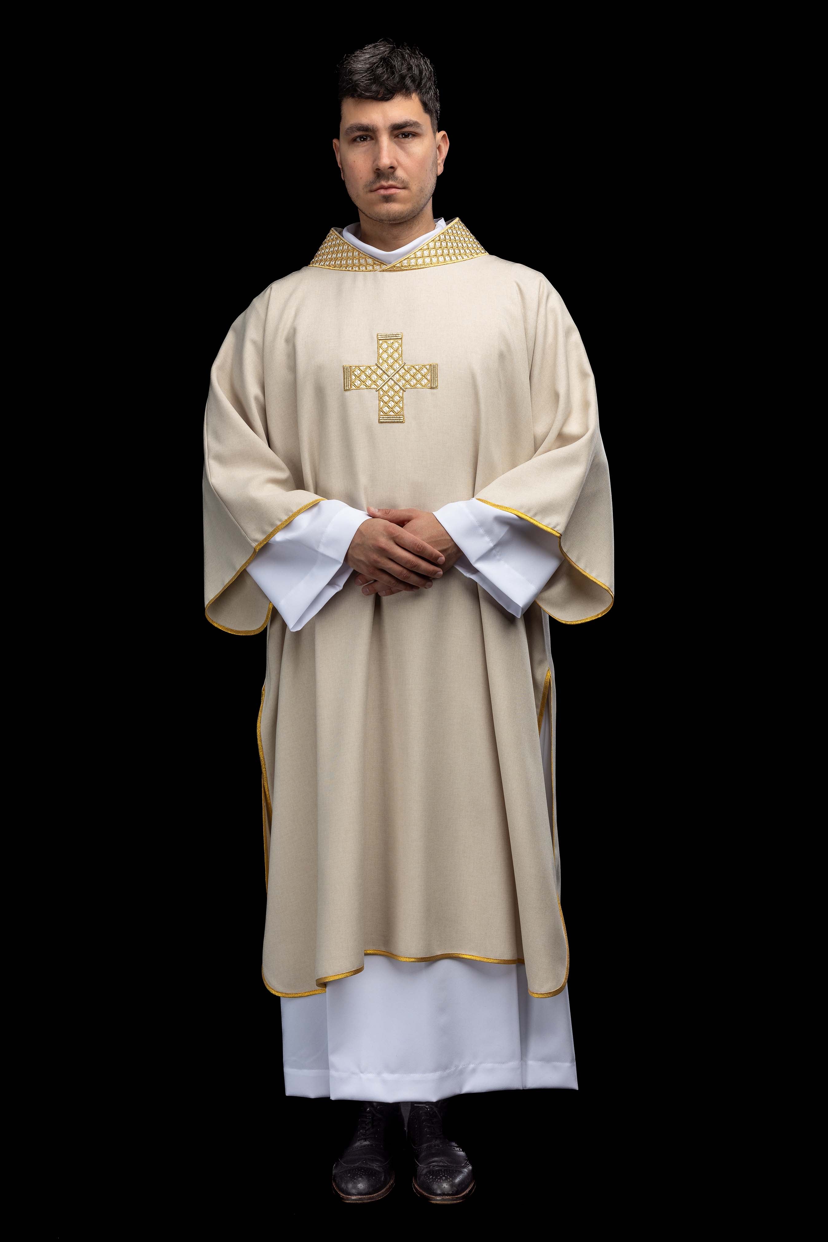 Dalmatyka s izvezenim križevima i ecru ovratnikom