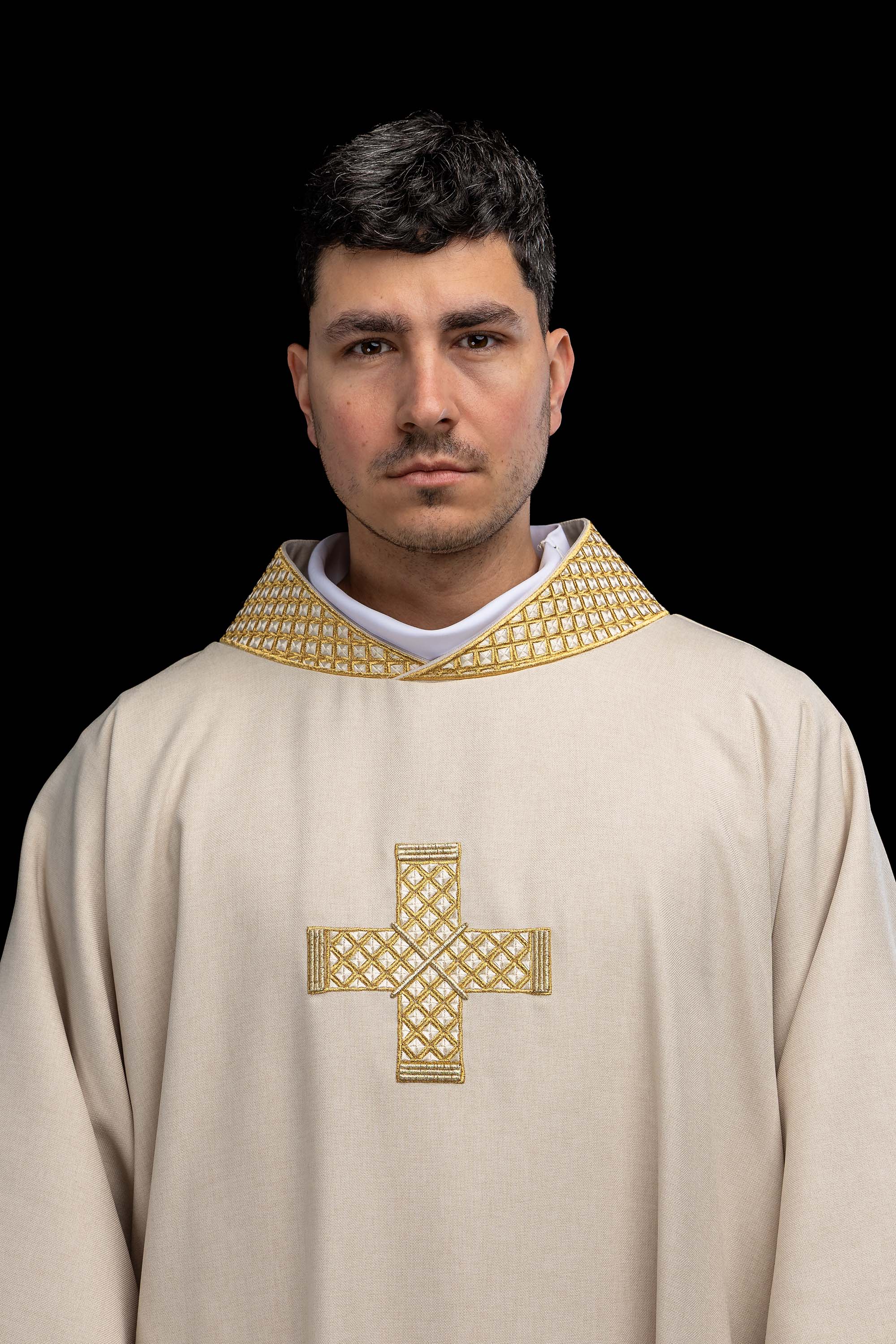 Dalmatyka s izvezenim križevima i ecru ovratnikom