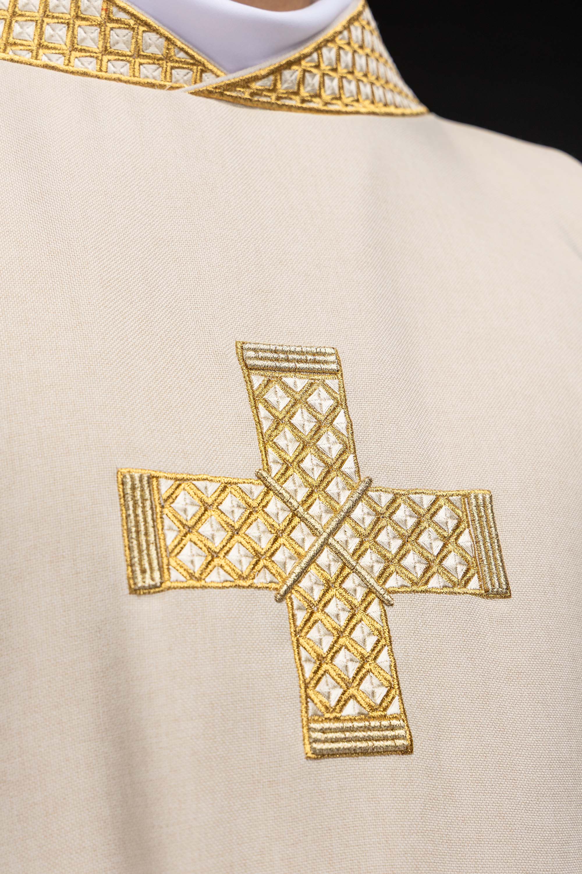 Dalmatyka s izvezenim križevima i ecru ovratnikom