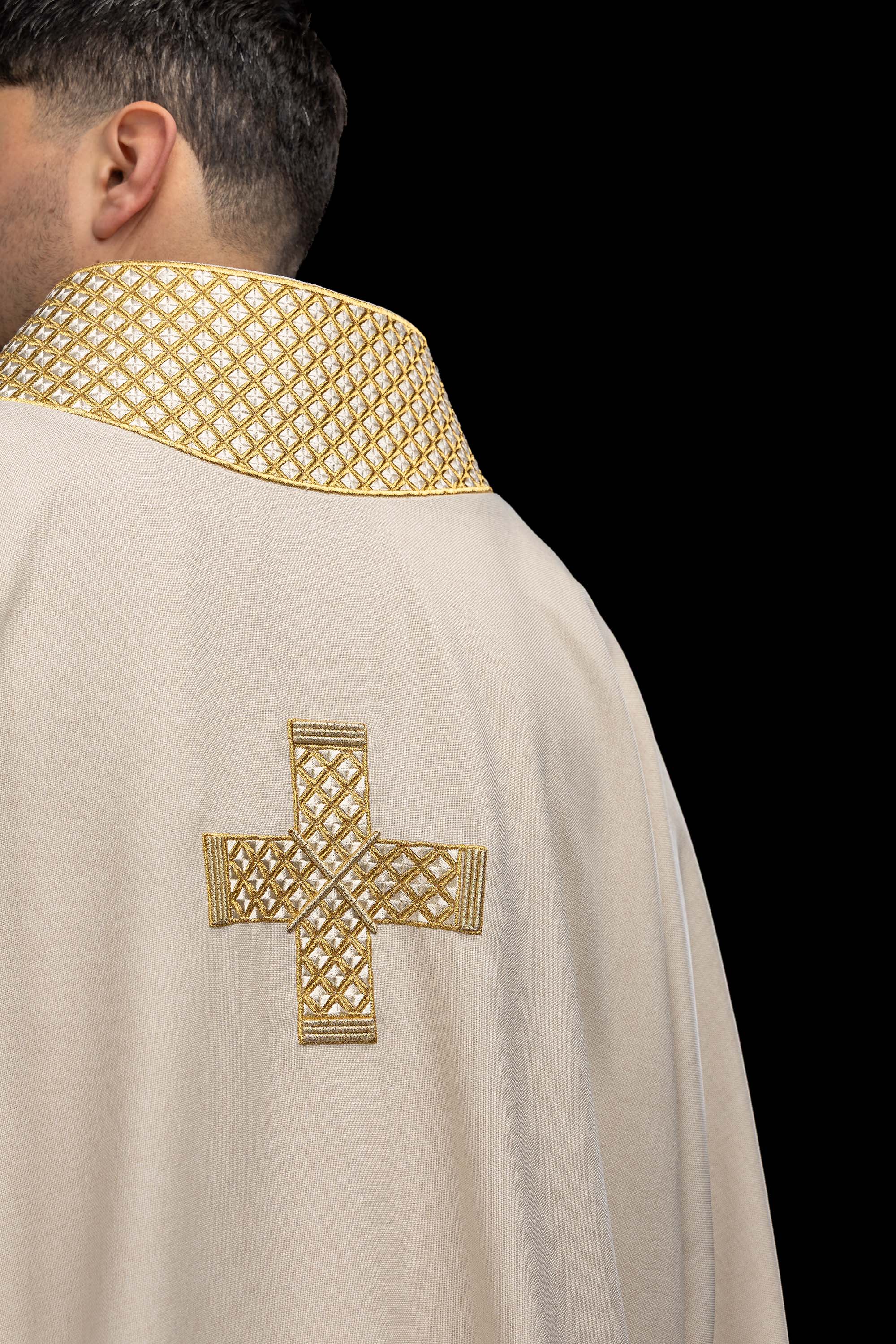 Dalmatyka s izvezenim križevima i ecru ovratnikom